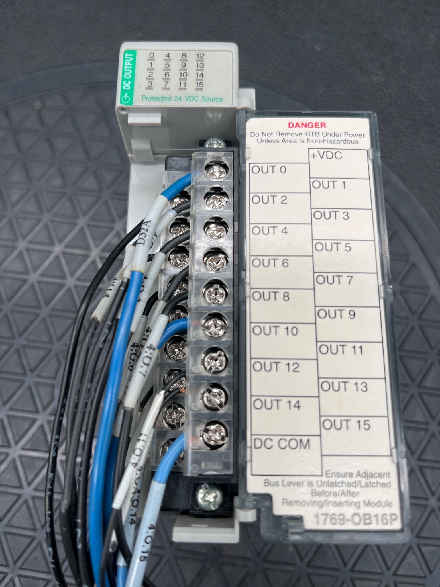 ALLEN-BRADLEY 1769-OB16P Series B Compact I/O Output Module USED 5