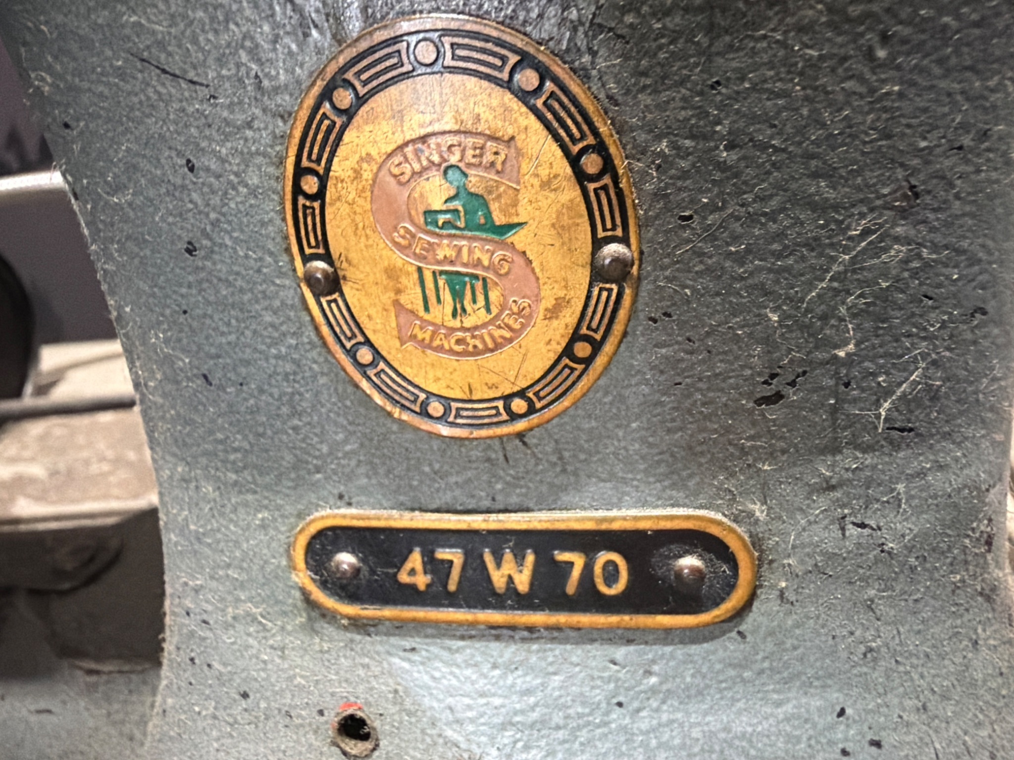 SINGER 47W70 Blind Stitch Sewing Machine USED 4