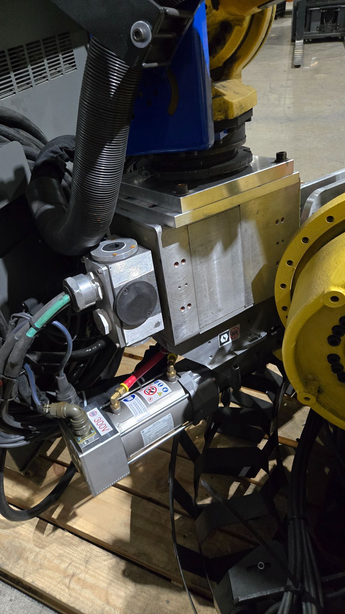 FANUC R-2000iB/210F Complete with R-30iA Controller & WTC WT6000 MFDC Inverter USED 3
