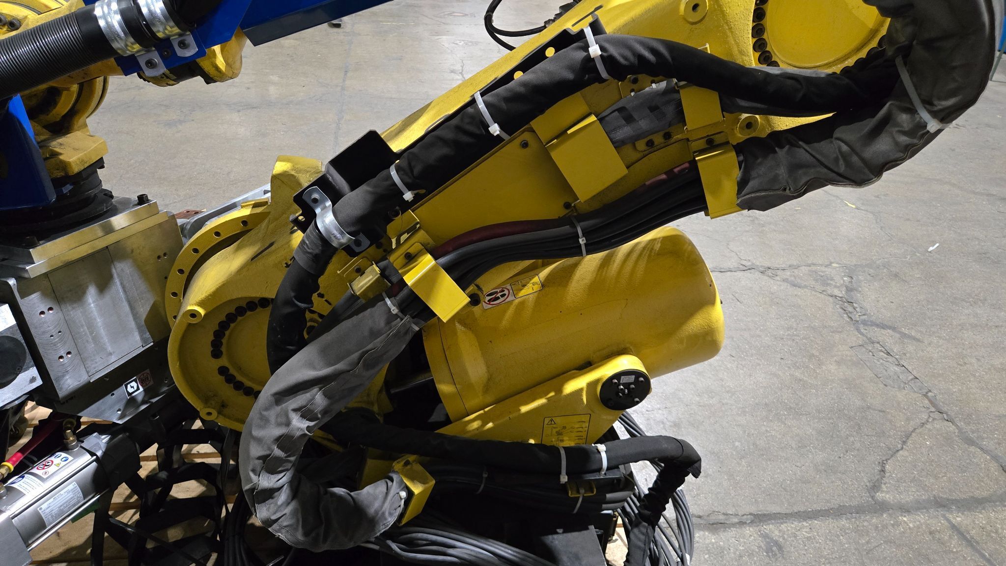 FANUC R-2000iB/210F Complete with R-30iA Controller & WTC WT6000 MFDC Inverter USED 6