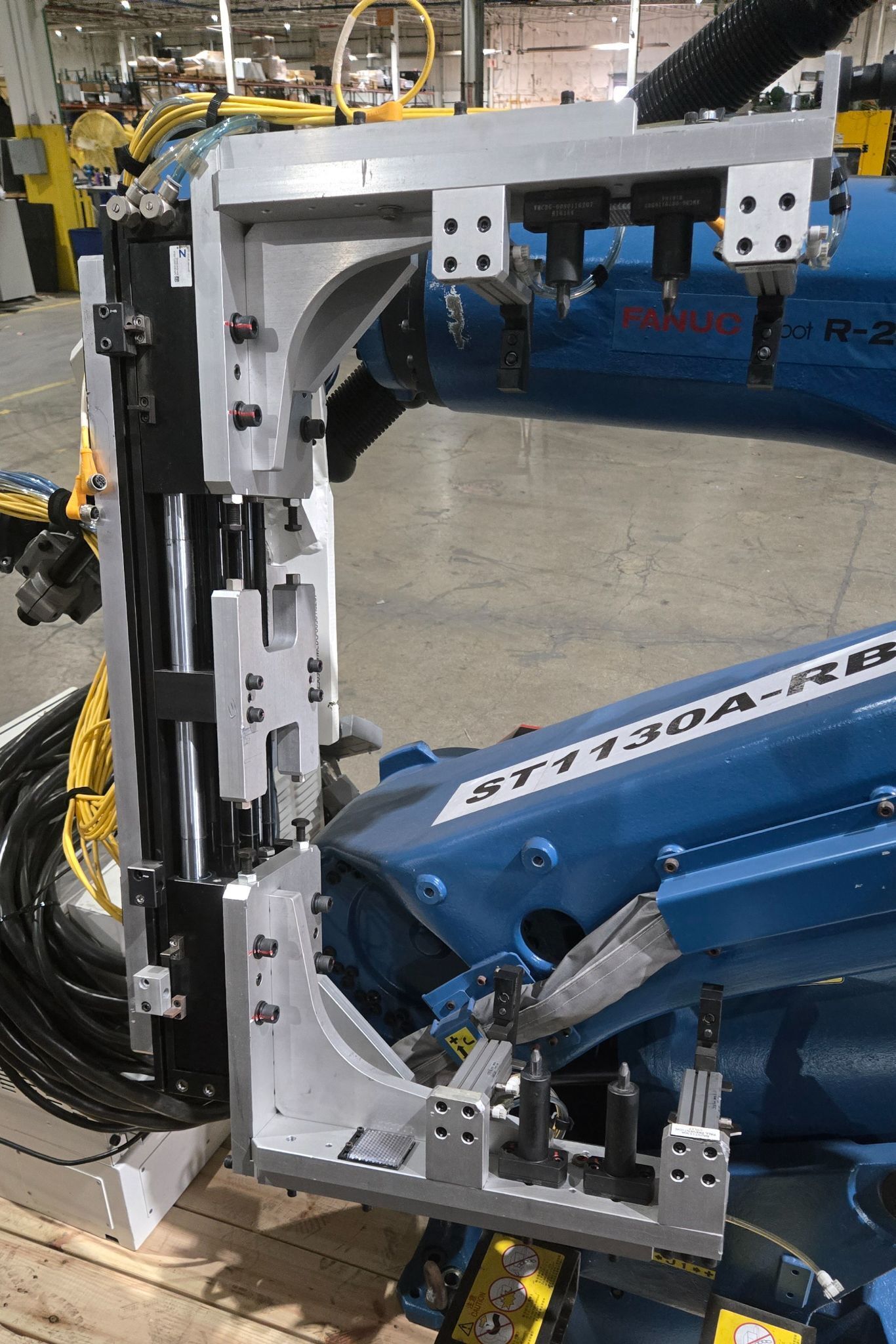 FANUC R‑2000iC/270F Robot w/ R‑30iB PLUS Controls & Spot Welding EOAT USED 18