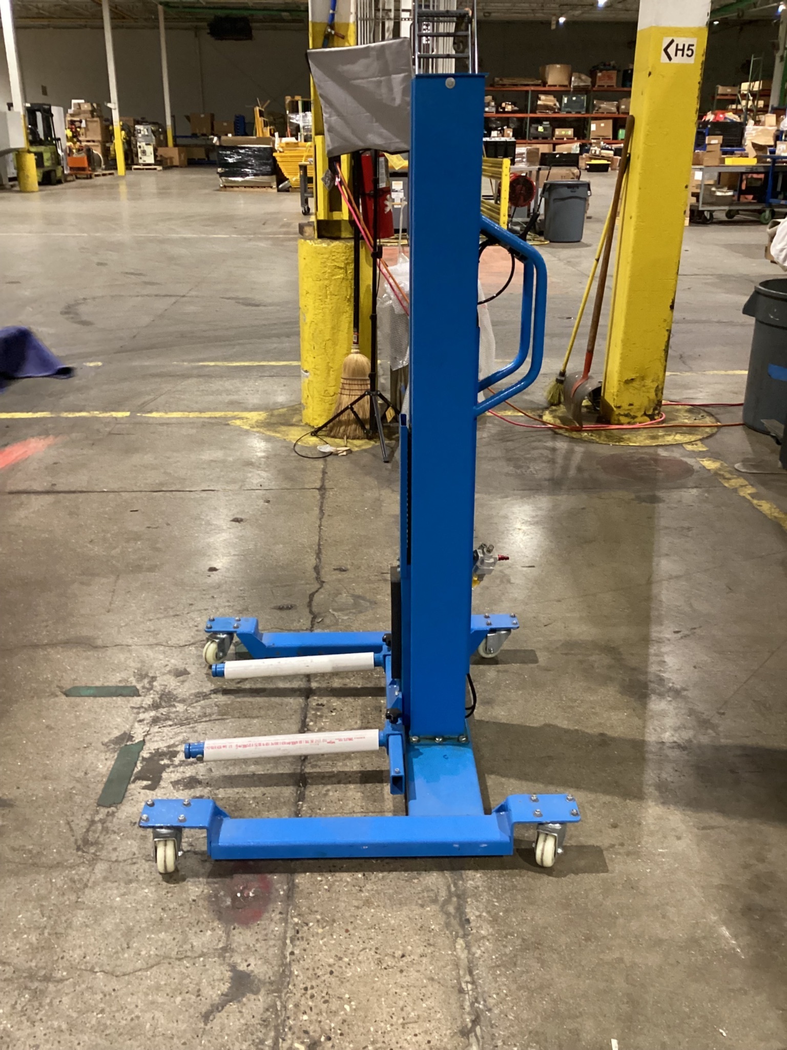 Atlas Equipment AEZWL 180 lb Pneumatic Wheel Lift Cart USED 5