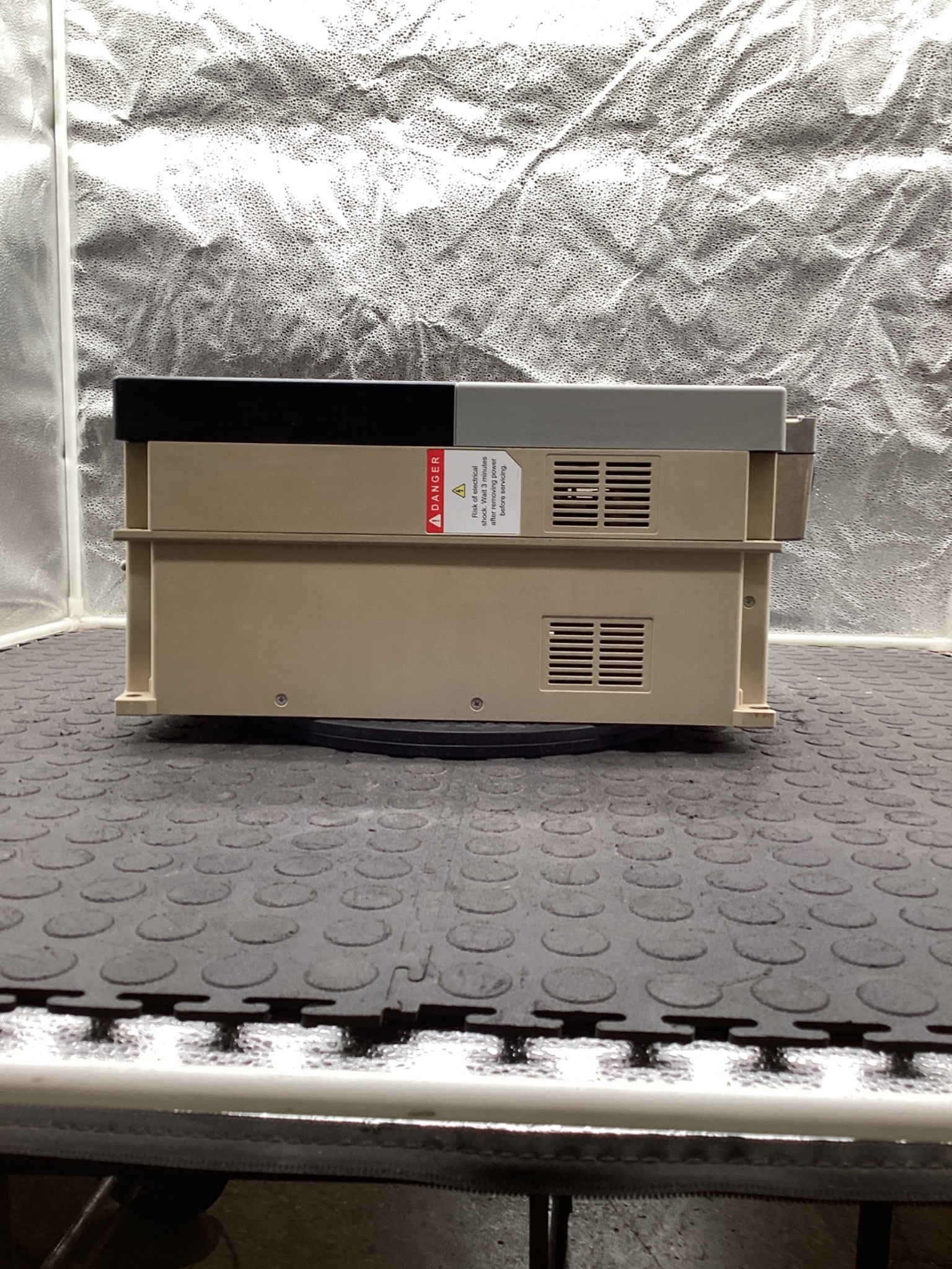 ALLEN-BRADLEY 22C-D060A103 PowerFlex 400 AC Drive USED DAMAGED RETAINER 4
