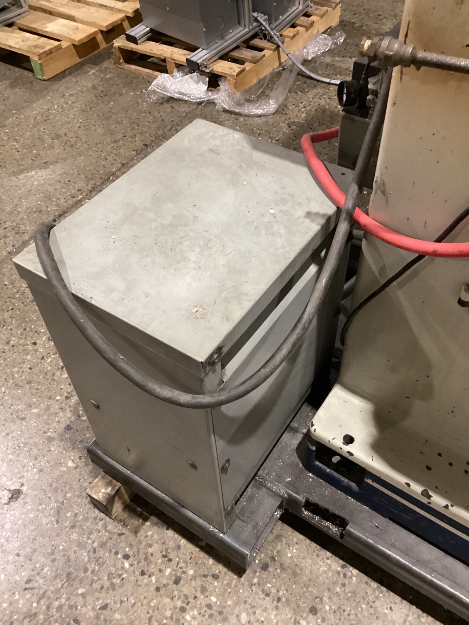 VECTRAX Vertical Milling Machine 13" x 46" Table 5 HP USED 2