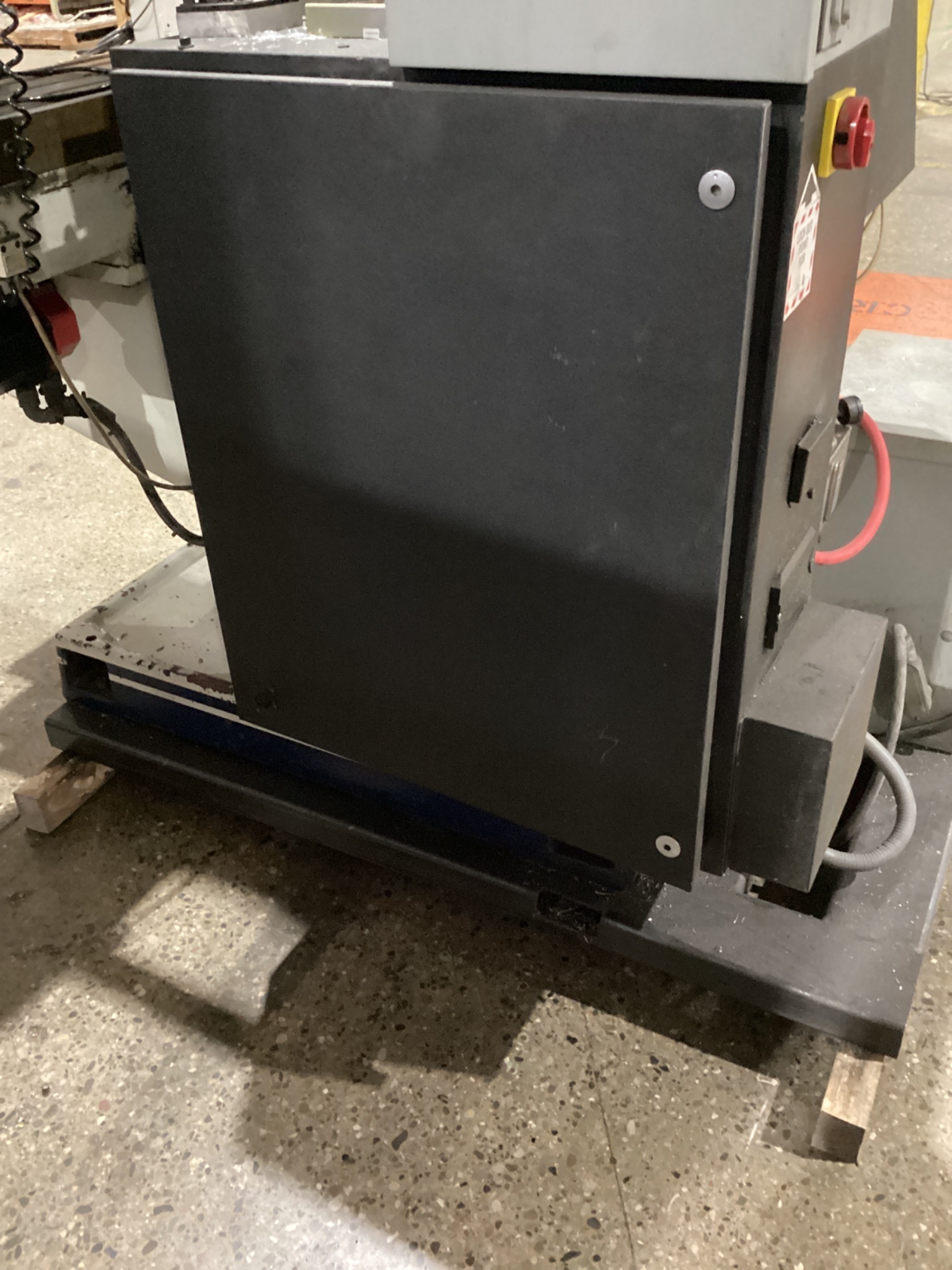 VECTRAX Vertical Milling Machine 13" x 46" Table 5 HP USED 8