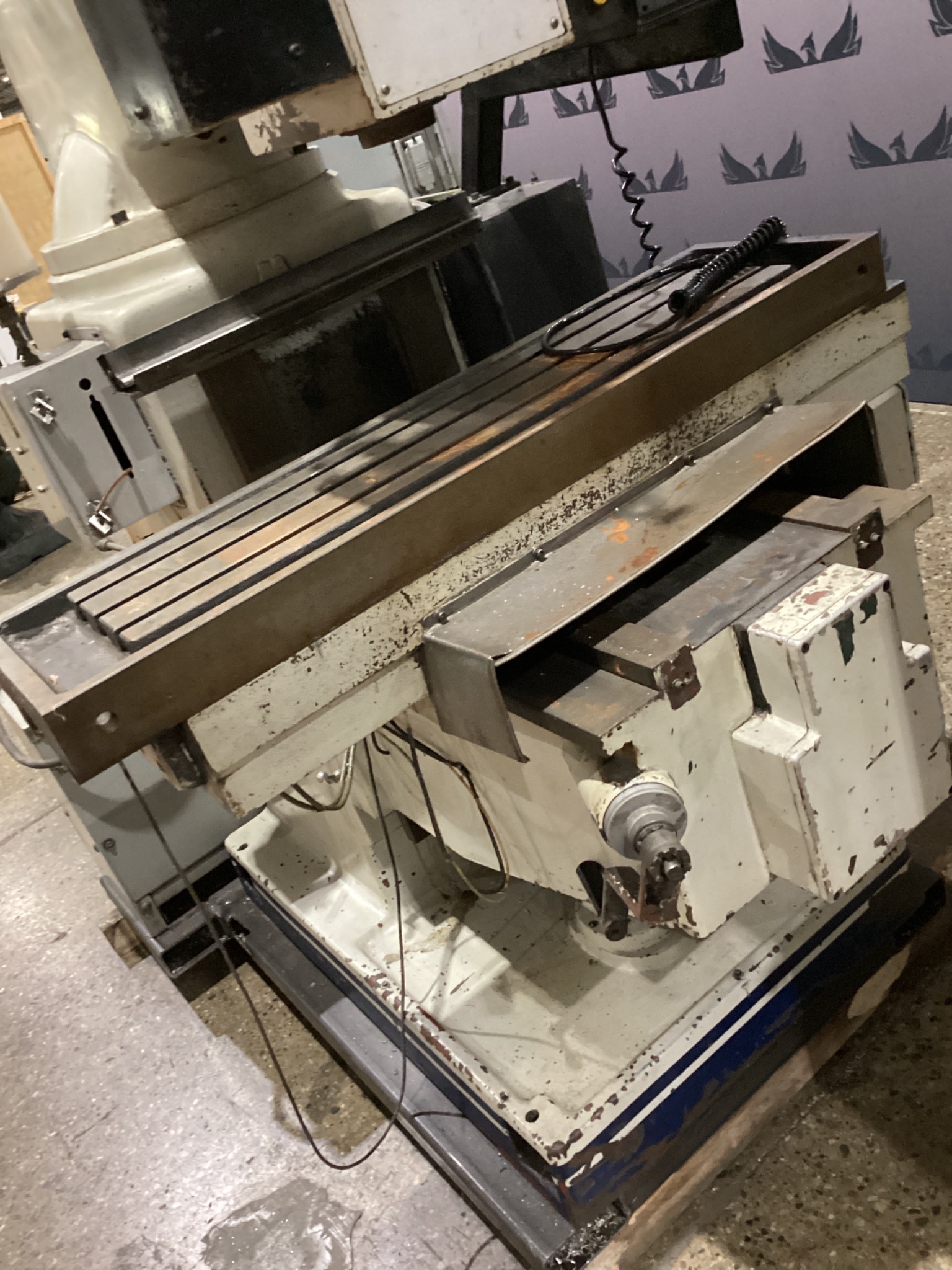 VECTRAX Vertical Milling Machine 13" x 46" Table 5 HP USED 15