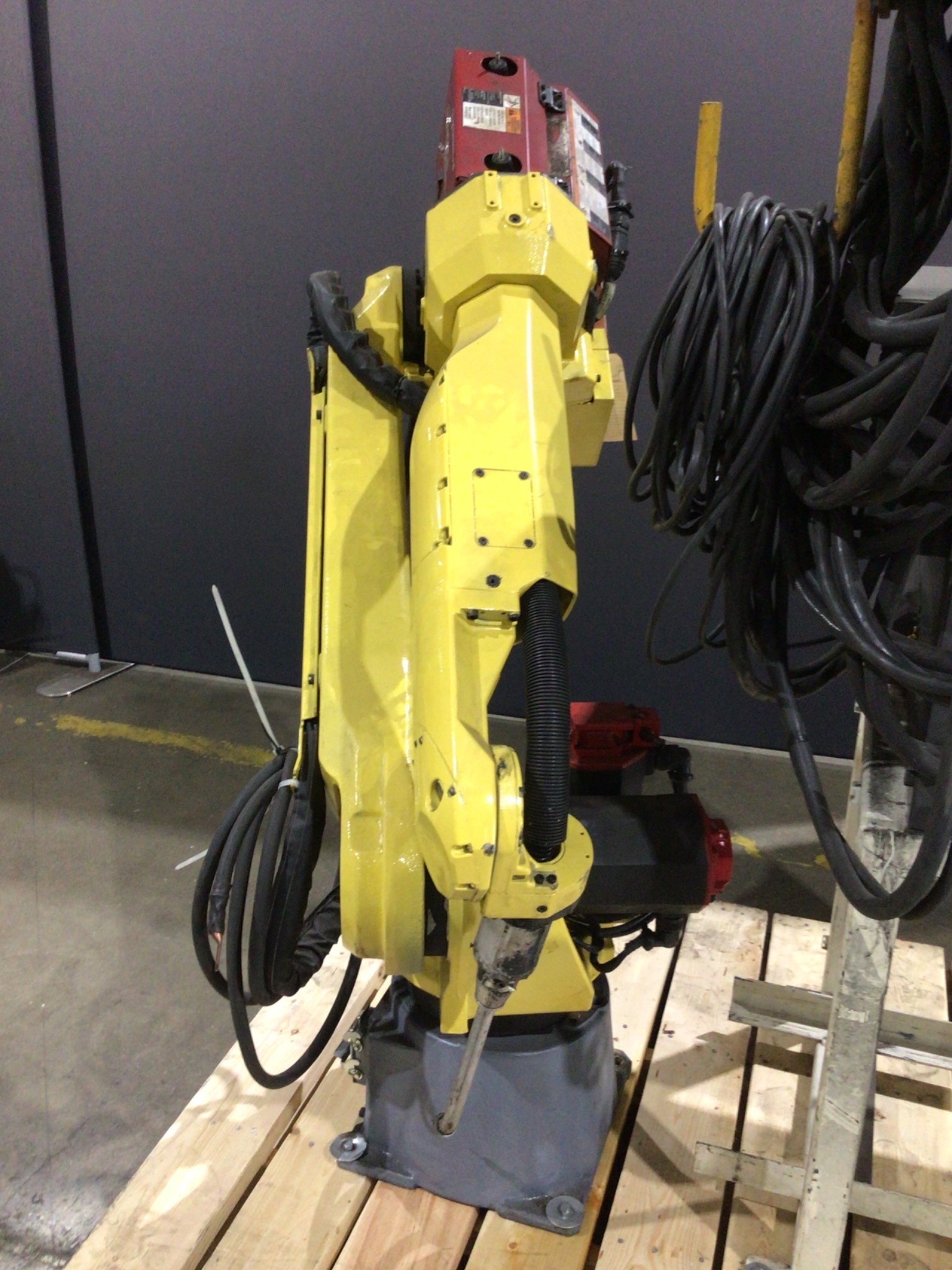 Fanuc ArcMate 120iC Complete with R‑30iA Controls & Lincoln Weld Component USED 1