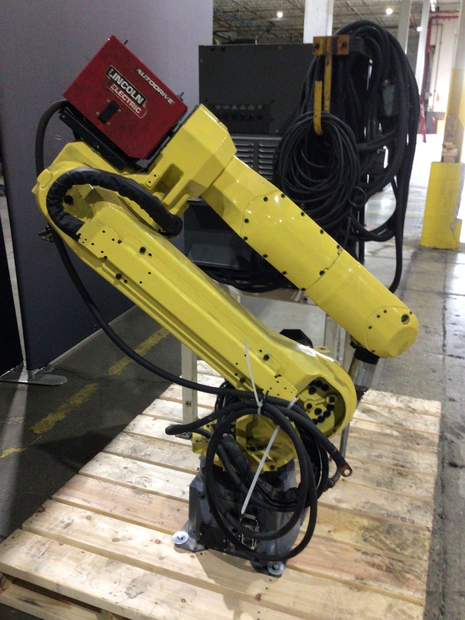 Fanuc ArcMate 120iC Complete with R‑30iA Controls & Lincoln Weld Component USED 2