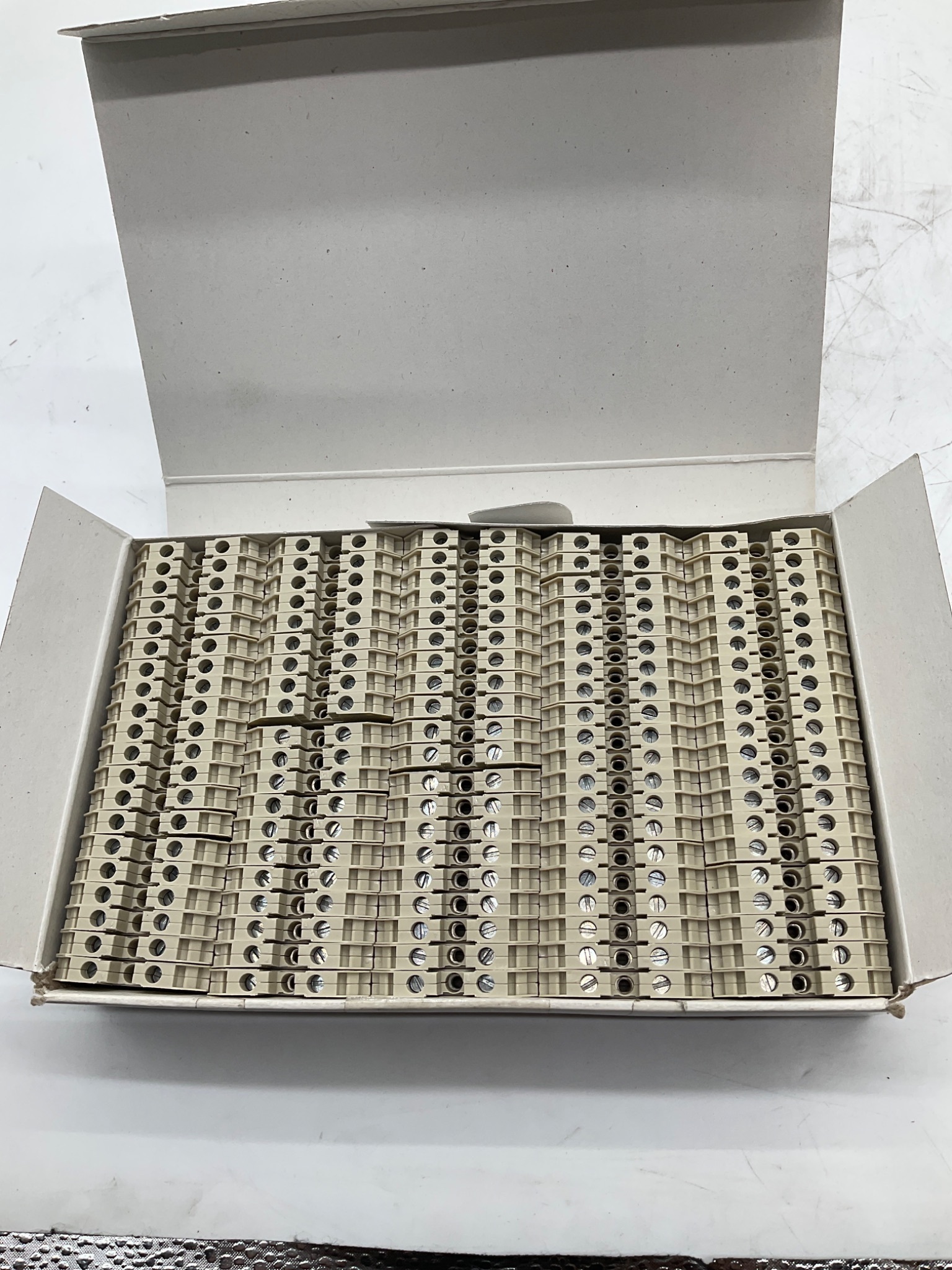 SIEMENS 8WA1011-1DF11 Through Terminal Block Beige (Box of 100) NEW 2