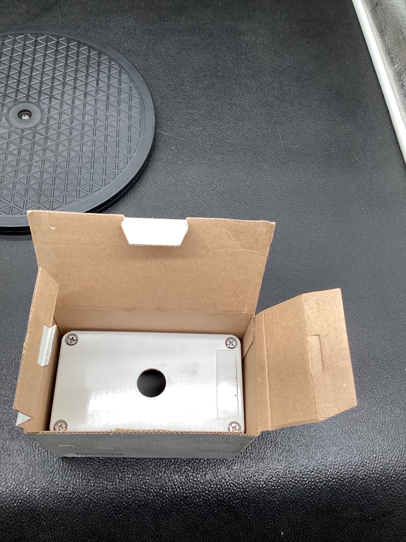 SCHNEIDER ELECTRIC 3L-2013-W35 Harmony XAPA1110 Control Station Enclosure NEW 4