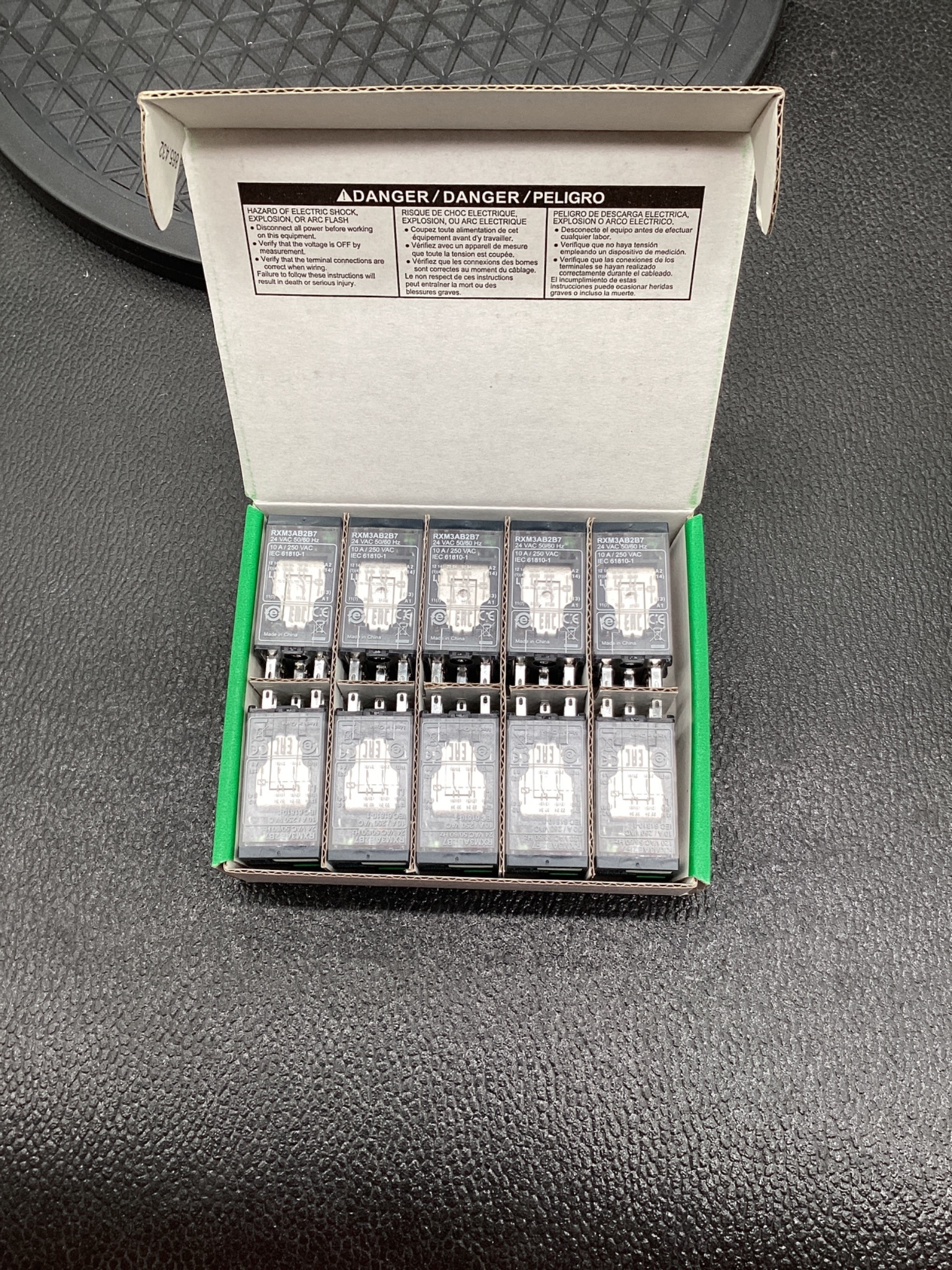SCHNEIDER ELECTRIC RXM3AB2B7 Zelio Plug-In Relay NEW 4