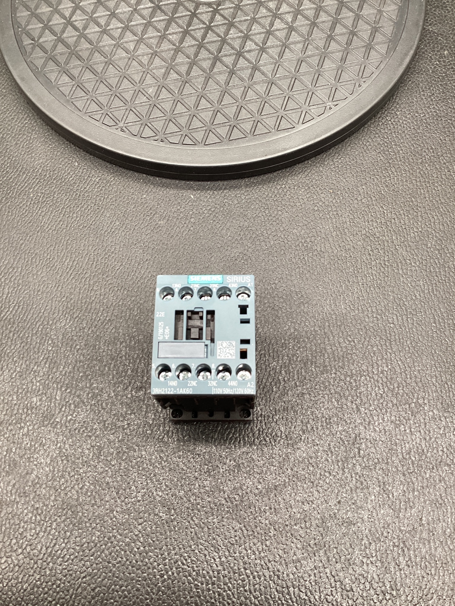 SIEMENS 3RH2122-1AK60 SIRIUS Contactor Relay NEW 3