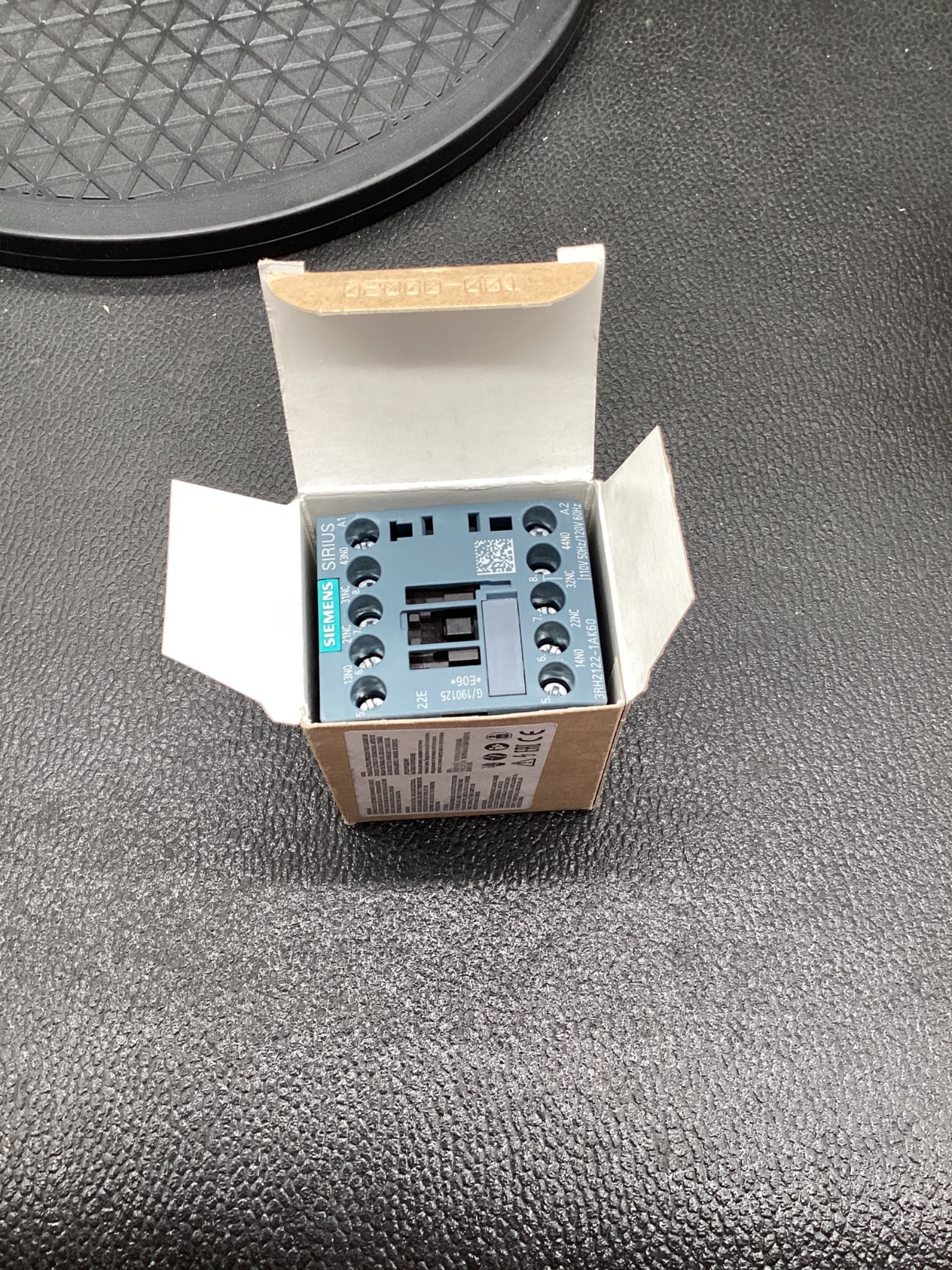SIEMENS 3RH2122-1AK60 SIRIUS Contactor Relay NEW 4