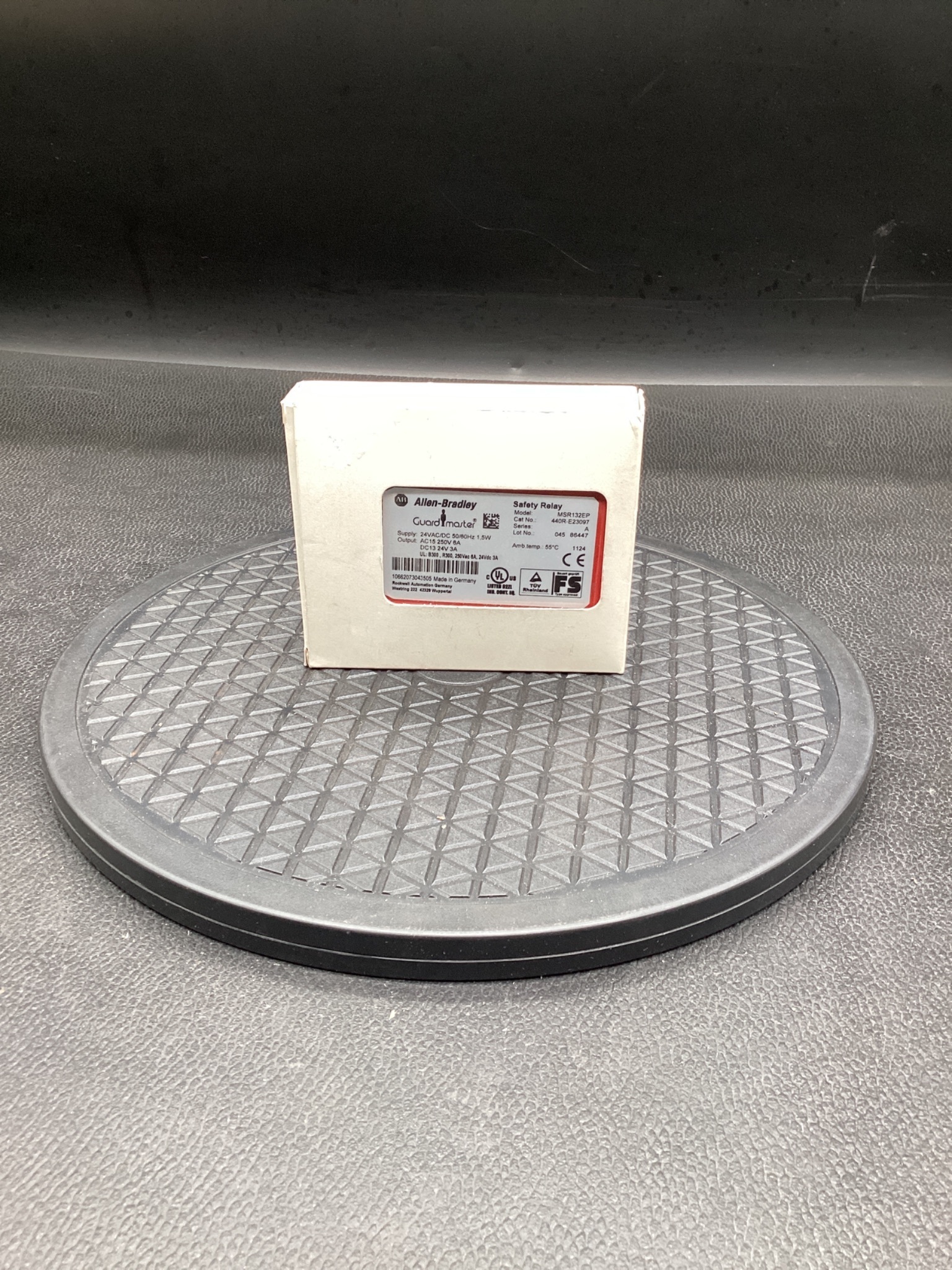 ALLEN-BRADLEY 440R-E23097 Guardmaster Safety Relay NEW 1