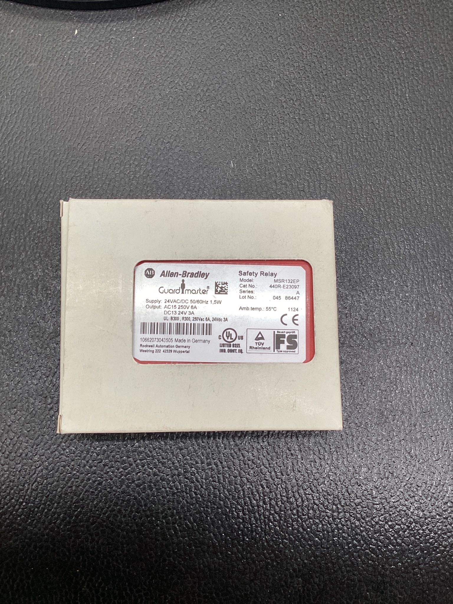 ALLEN-BRADLEY 440R-E23097 Guardmaster Safety Relay NEW 2