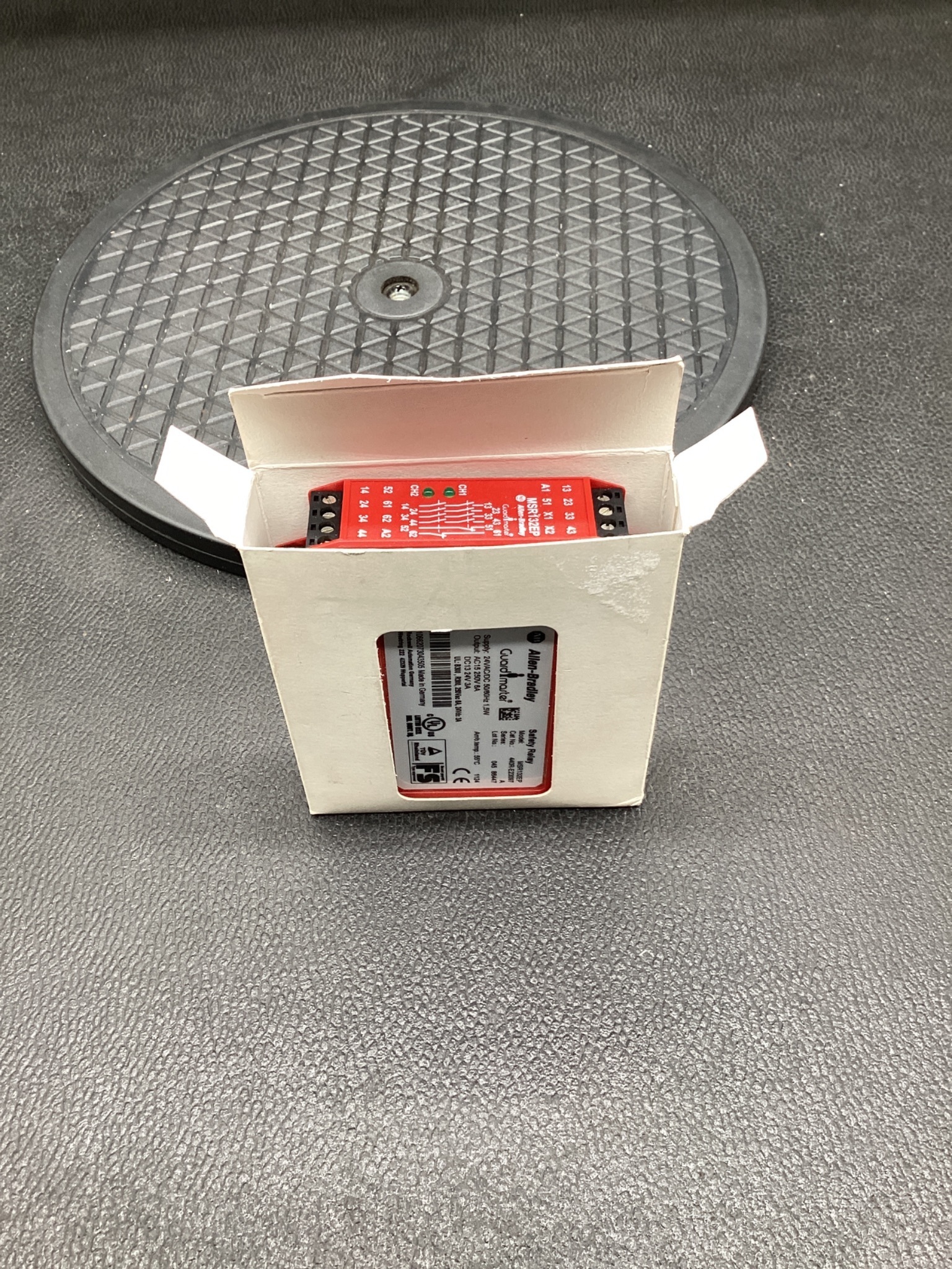 ALLEN-BRADLEY 440R-E23097 Guardmaster Safety Relay NEW 4