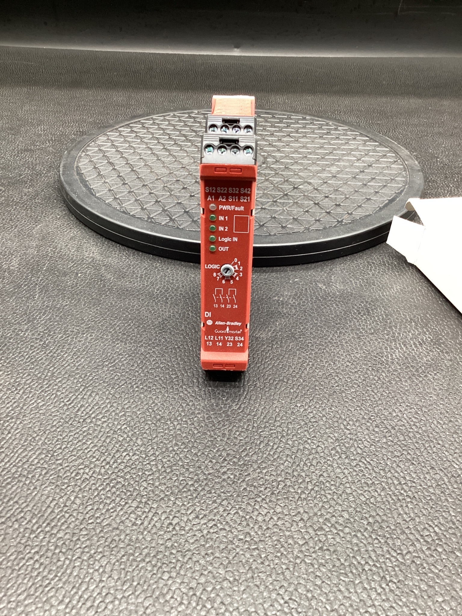 ALLEN-BRADLEY 440R-D22R2 Guardmaster GSR DI Safety Relay NEW 3