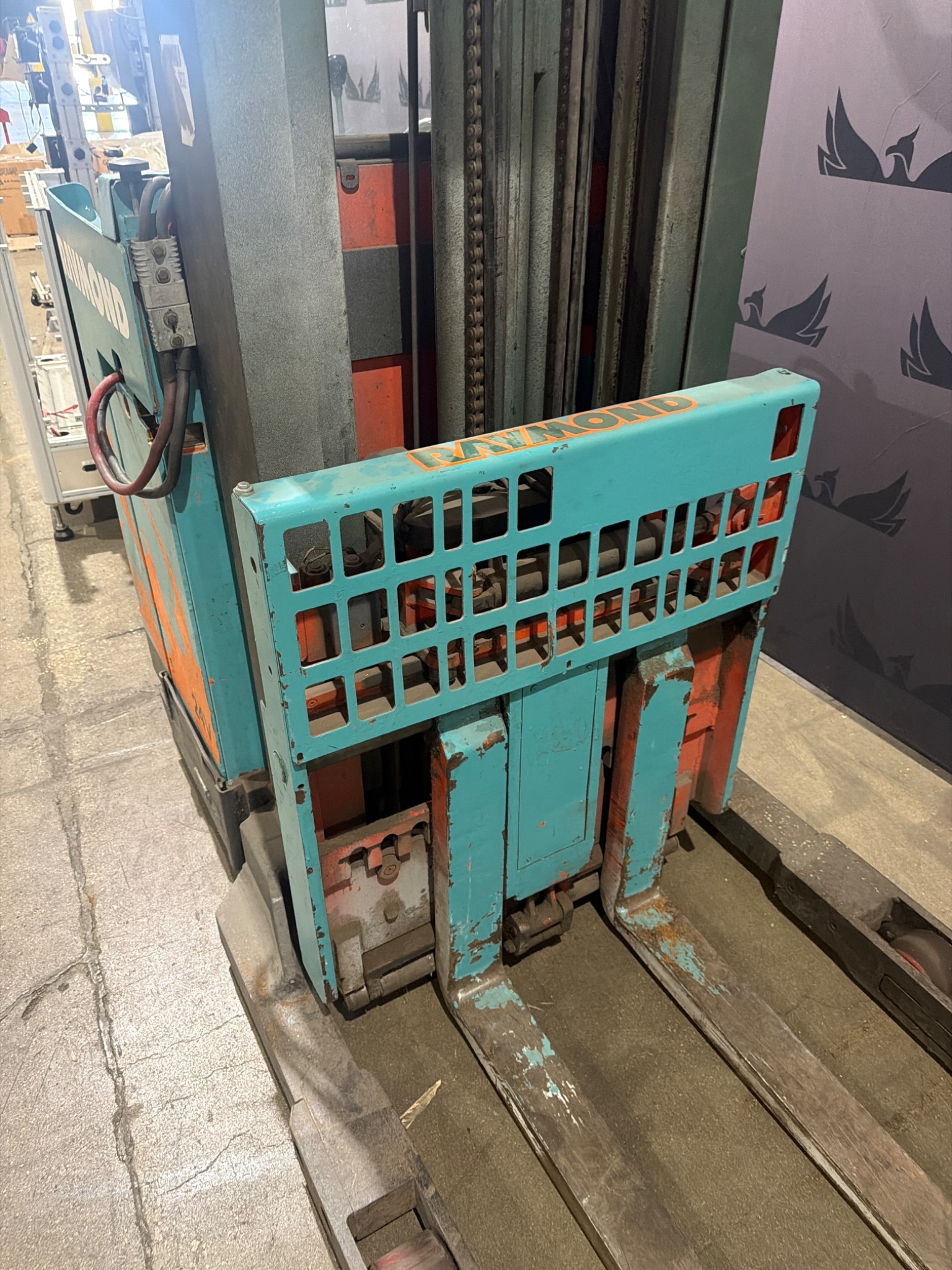 RAYMOND 20IR40TT 4000 LB Reach Truck with TS24/100 Charger USED - Drive Wheel Damage 1