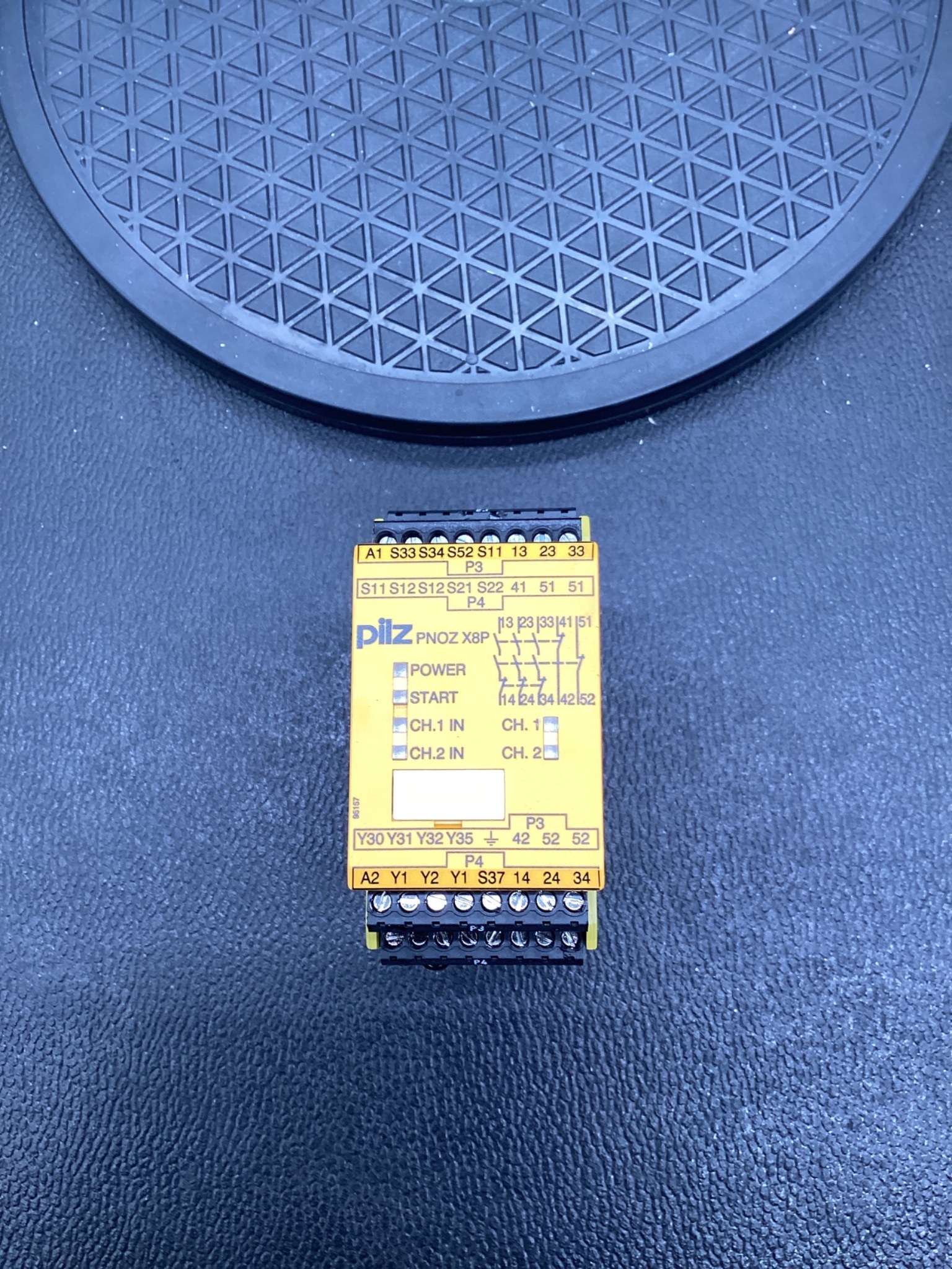 PILZ PN0Z X8P 24VDC Safety Relay USED 0