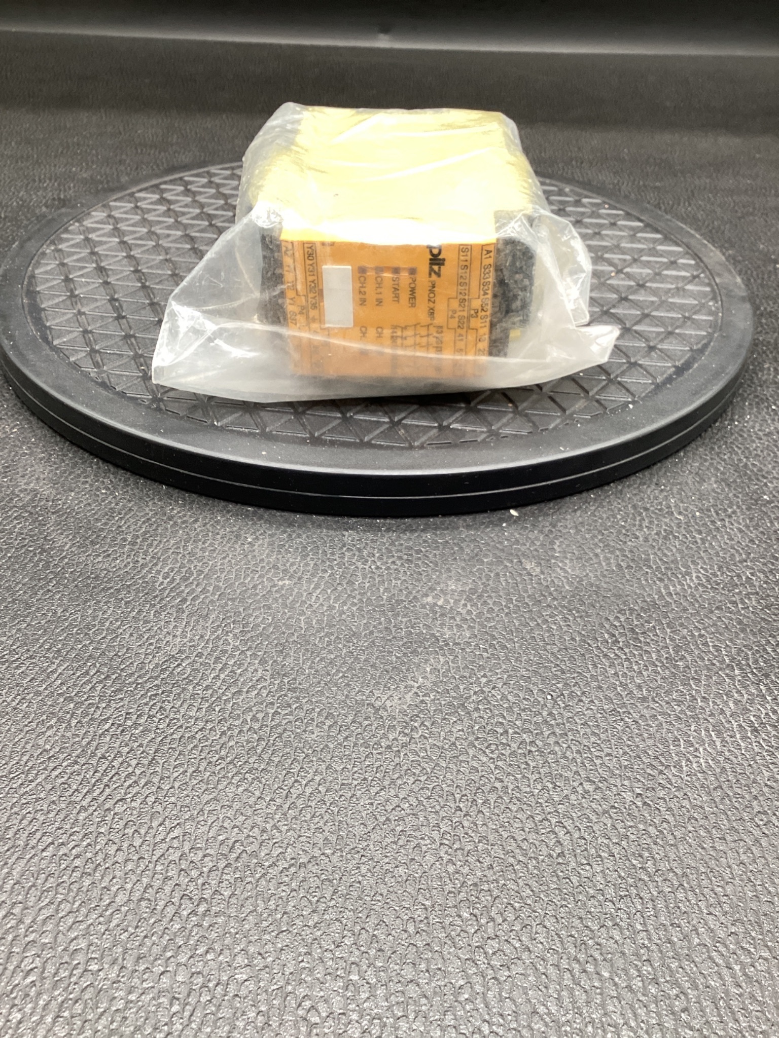 PILZ PN0Z X8P 24VDC Safety Relay USED 1