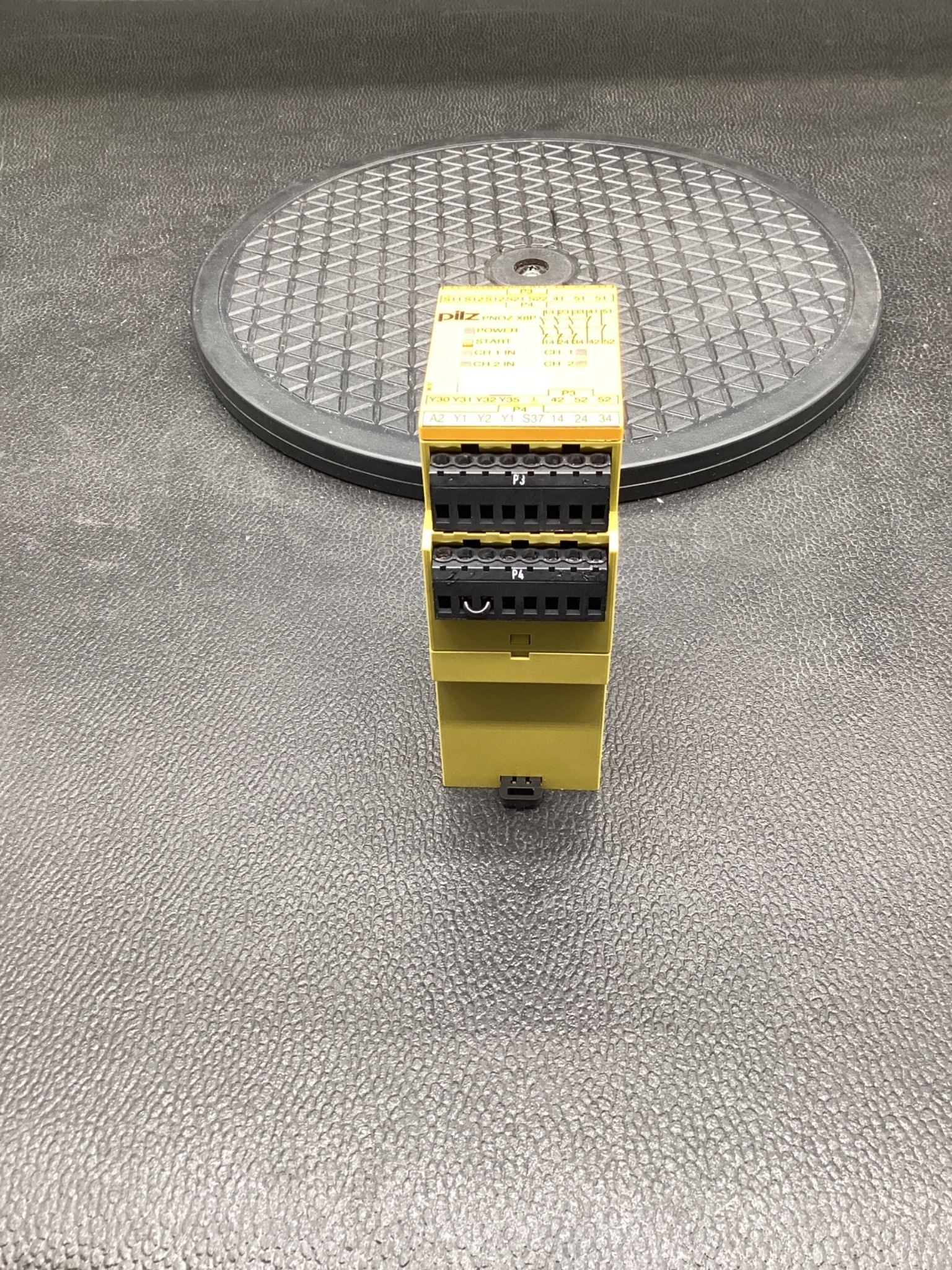 PILZ PN0Z X8P 24VDC Safety Relay USED 3