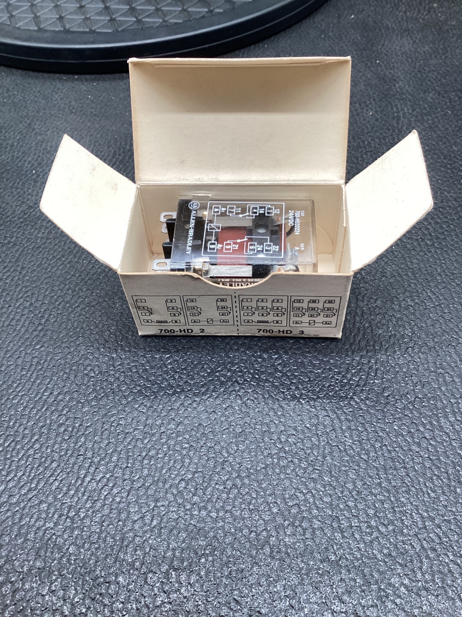 Allen-Bradley 700-HD32Z24 General Purpose Relay NEW 3