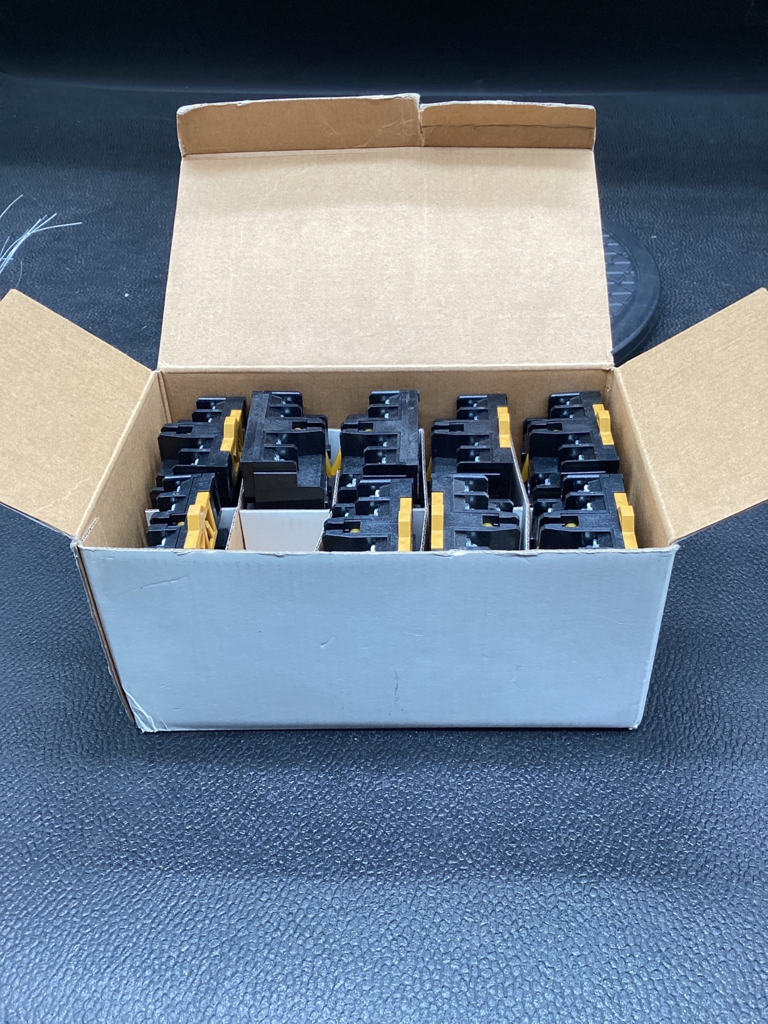 Omron P2CF-11 Connecting Socket (Box of 9) NEW 4