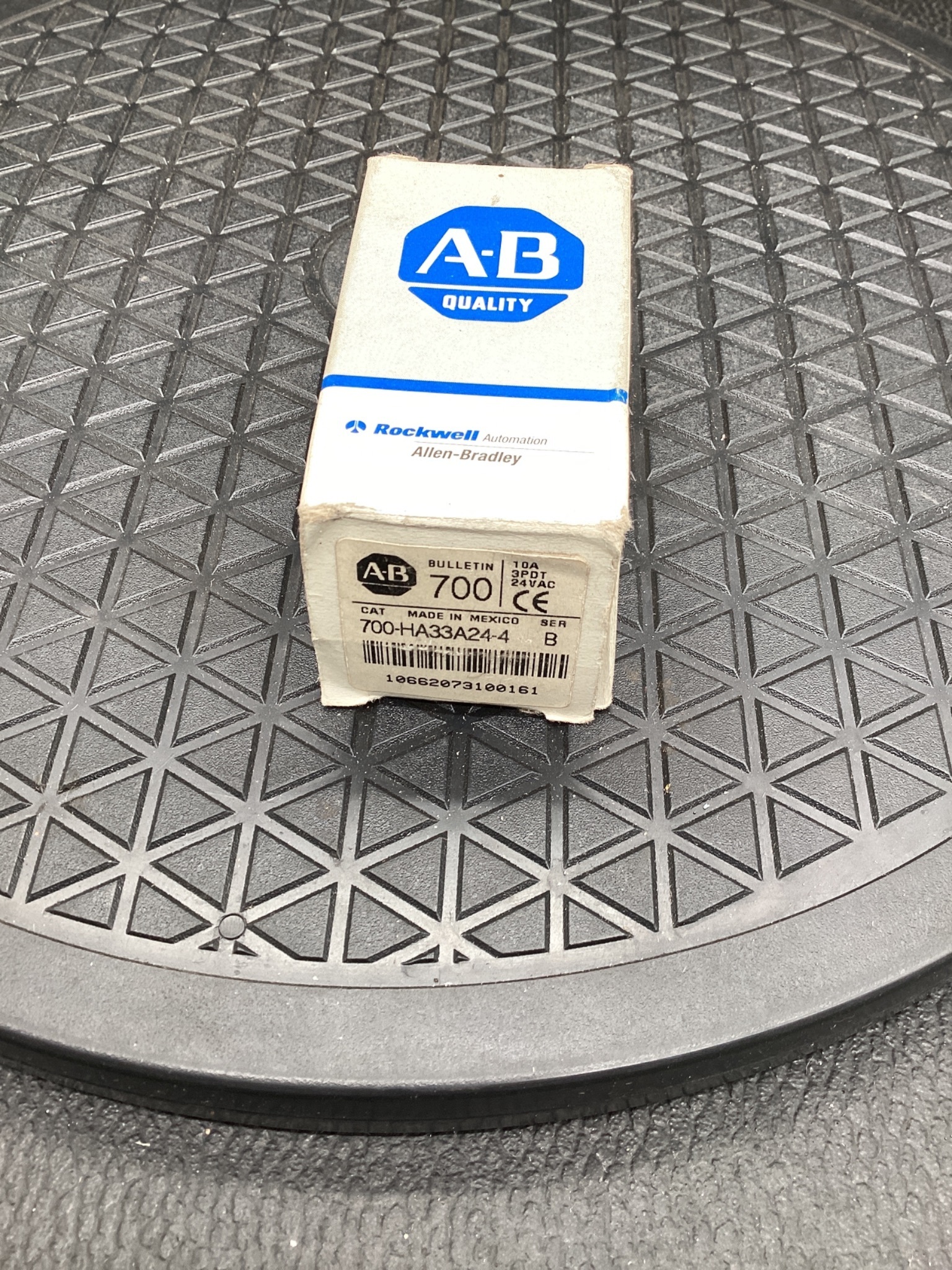 Allen-Bradley 700-HA33A24-4 General Purpose Relay NEW 2
