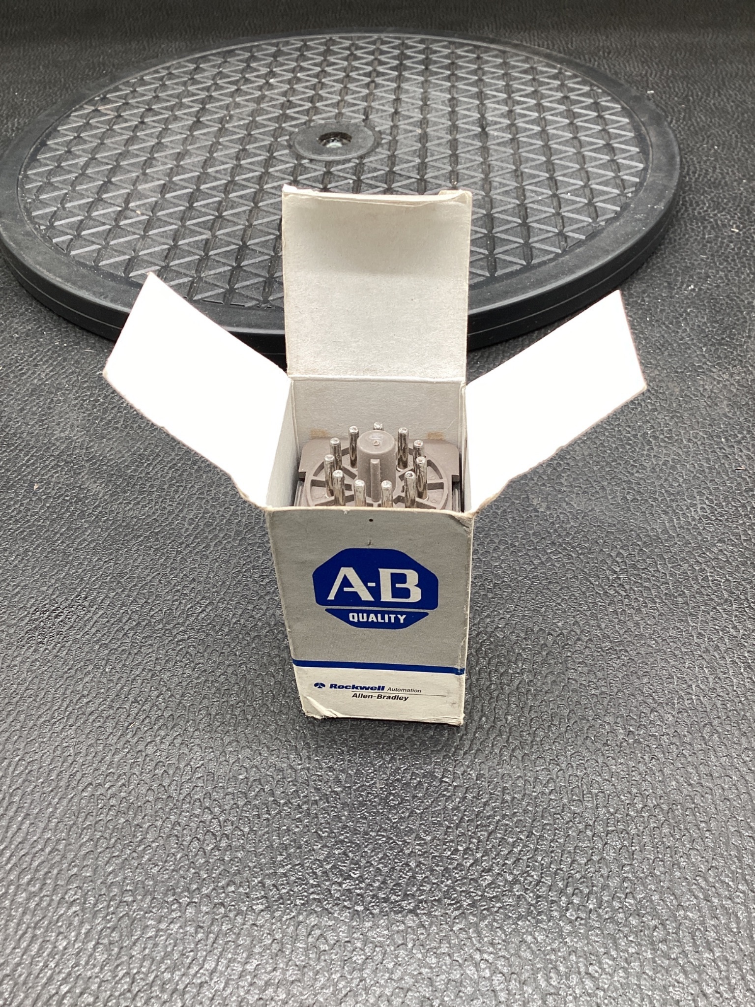 Allen-Bradley 700-HA33A24-4 General Purpose Relay NEW 4