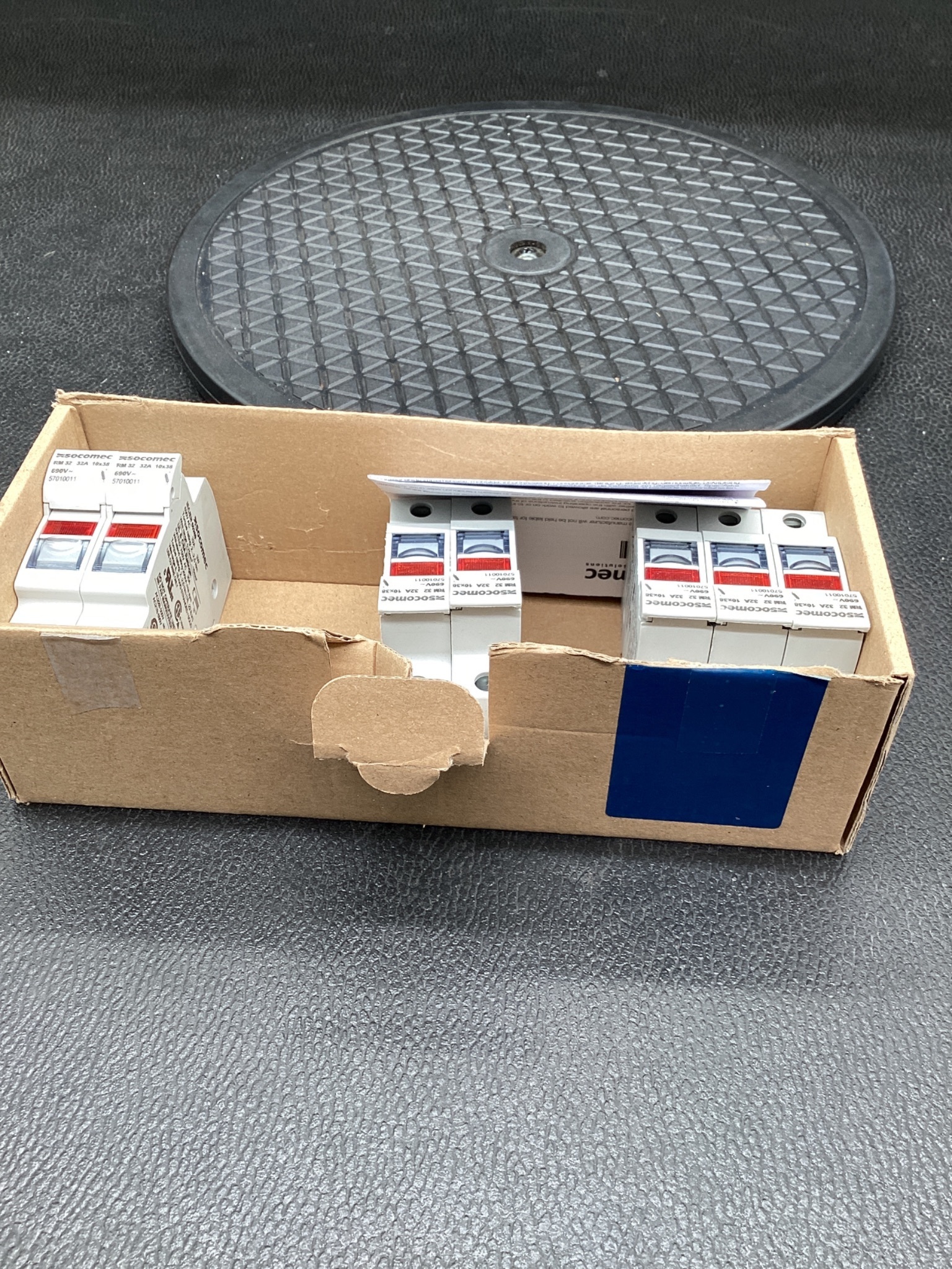 Socomec 57010011 RM32 Fuse Disconnect Base 32A 690V 1-Pole LED (Box of 7) NEW 4