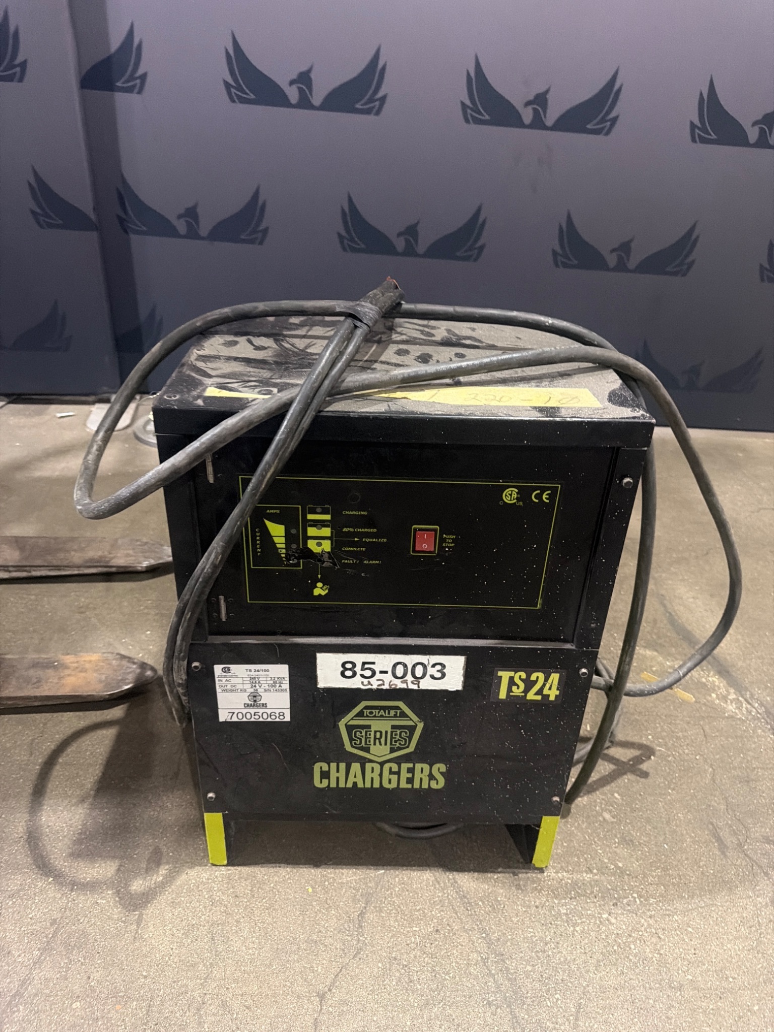 RAYMOND 20IR40TT 4000 LB Reach Truck with TS24/100 Charger USED - Drive Wheel Damage 7
