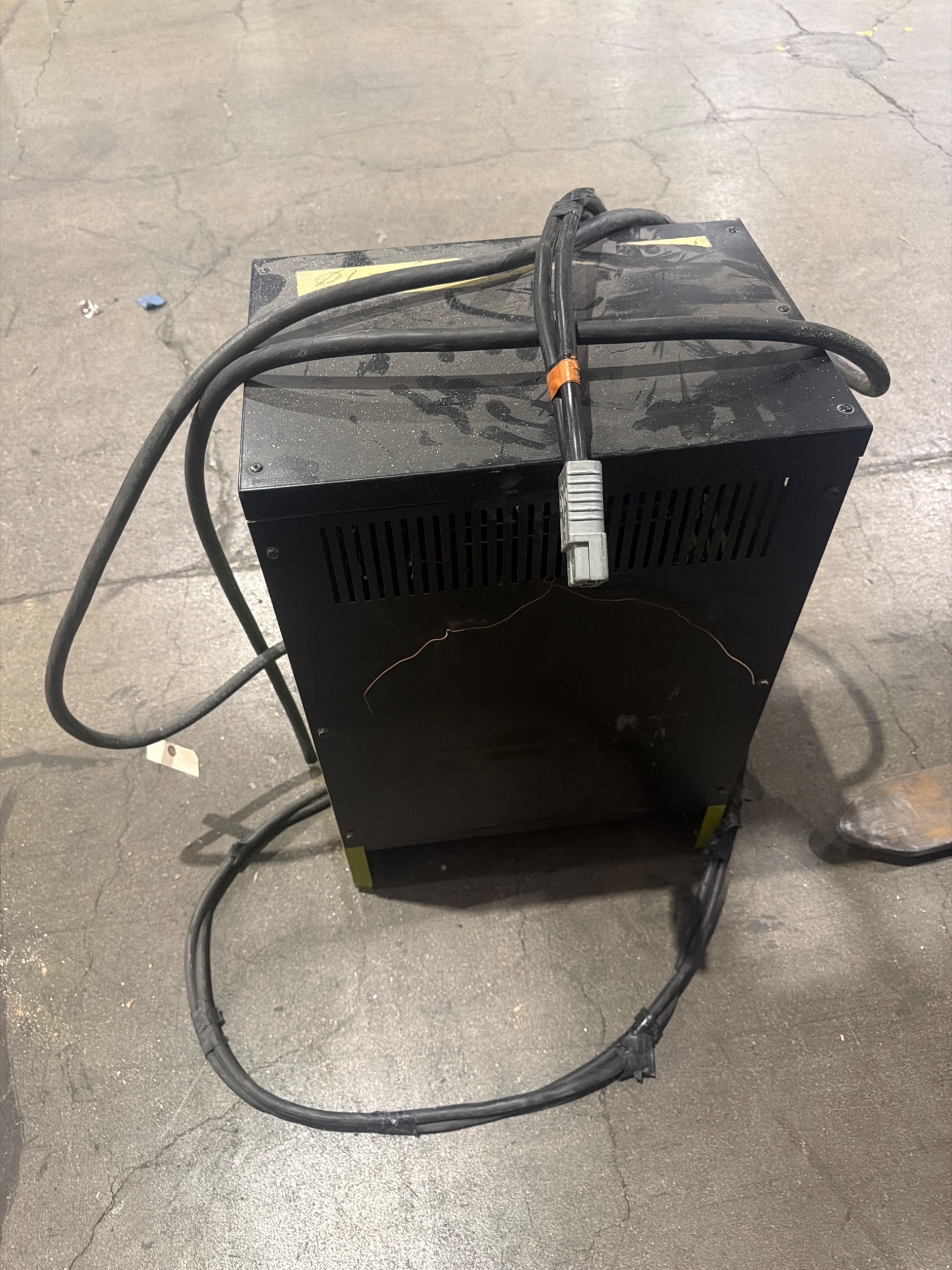 RAYMOND 20IR40TT 4000 LB Reach Truck with TS24/100 Charger USED - Drive Wheel Damage 9