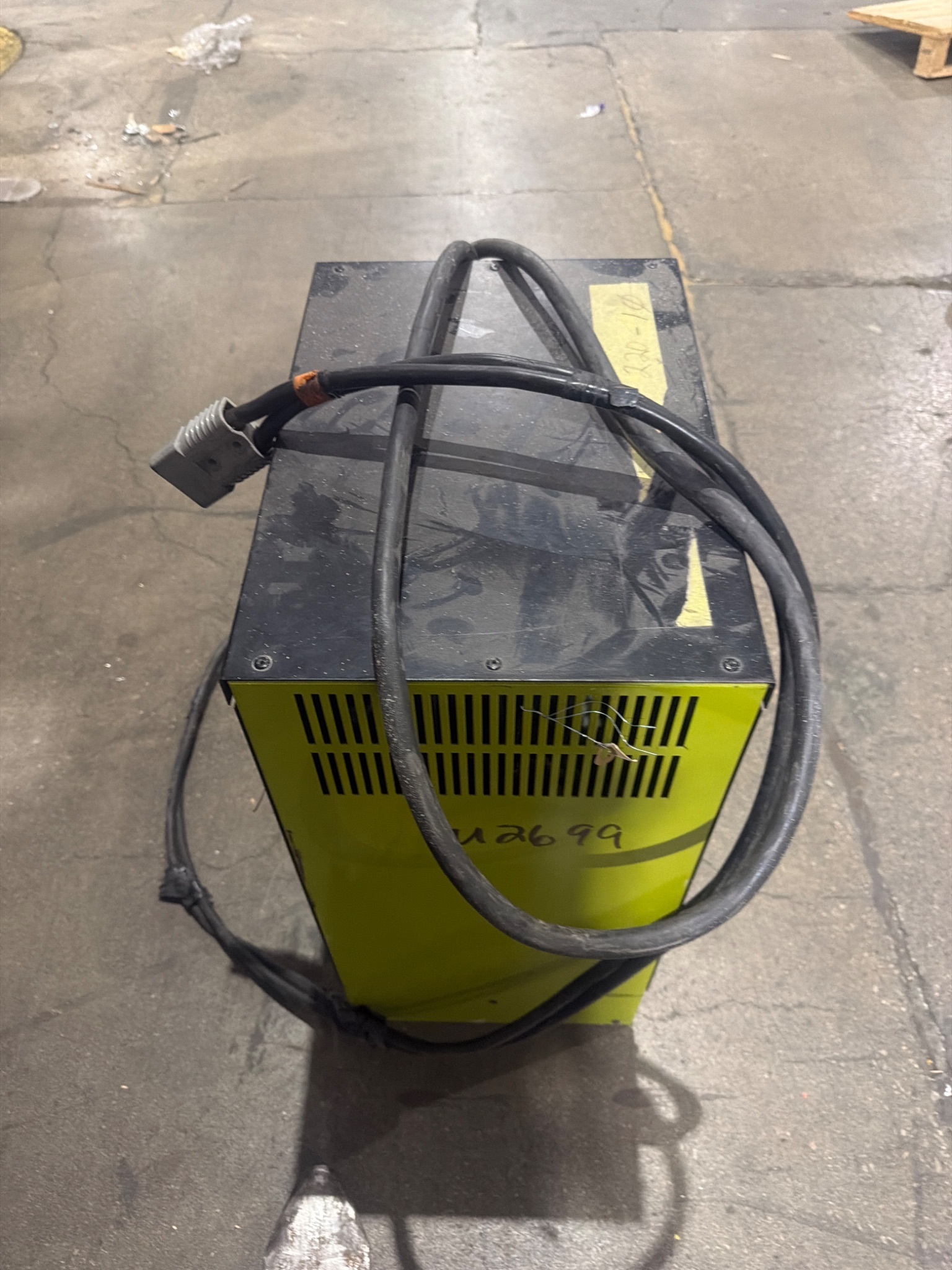 RAYMOND 20IR40TT 4000 LB Reach Truck with TS24/100 Charger USED - Drive Wheel Damage 10