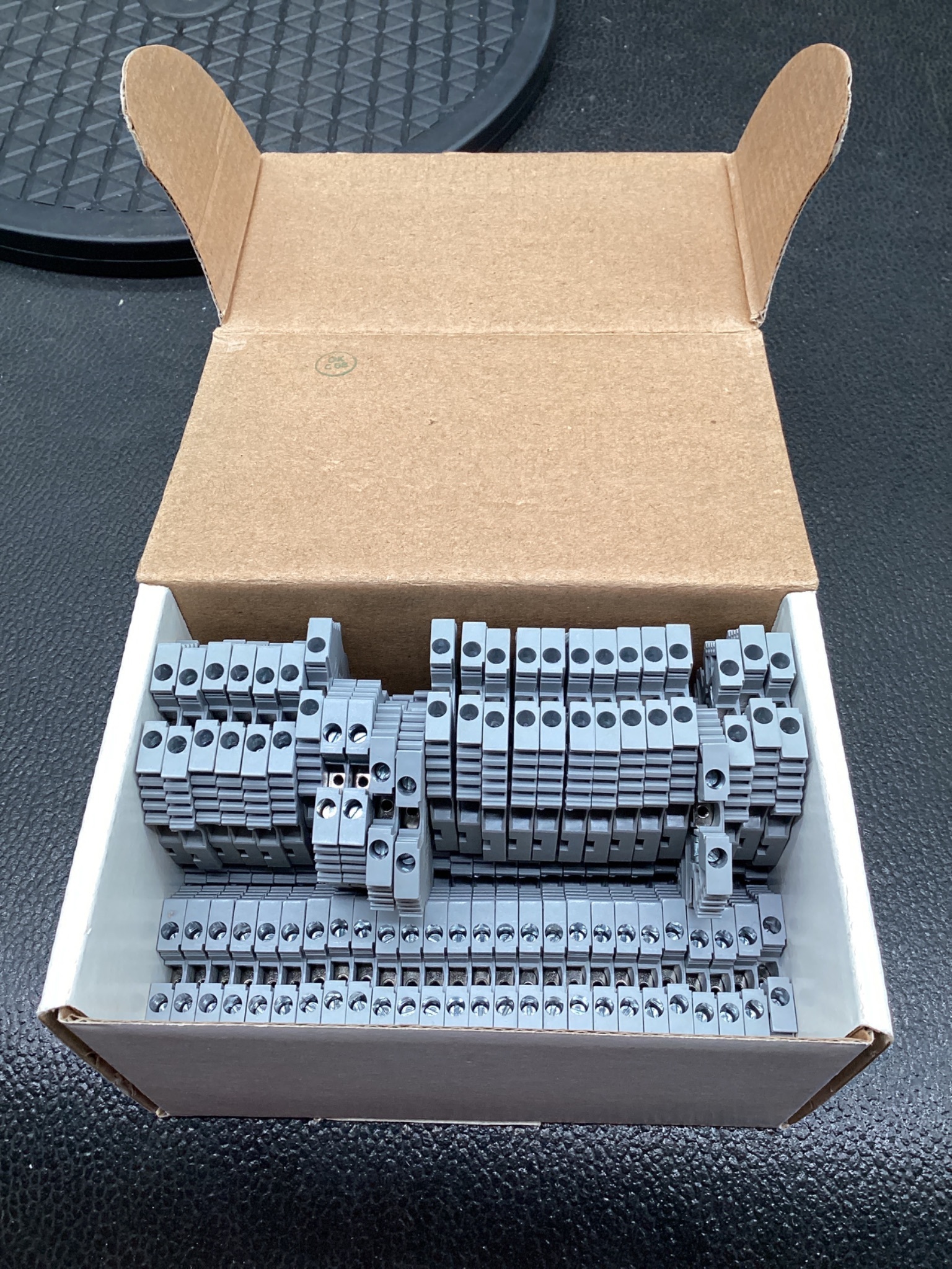 KONNECT-IT KN-T12GRY Gray Feed Through Terminal Block 12 AWG 600V (Box of 77) NEW 3