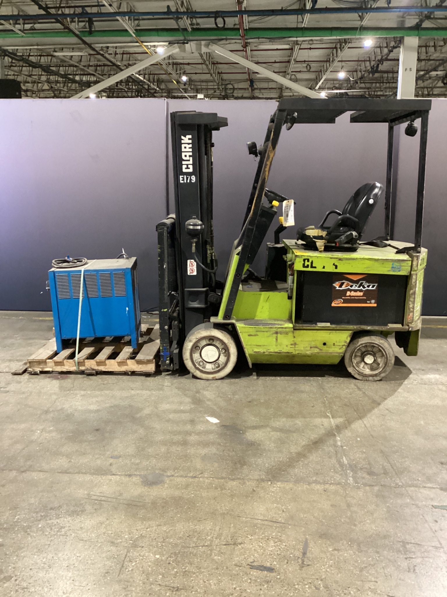 CLARK ECS 25 Electric Forklift With EXIDE ES3-18-950 Charger 4 Ft Forks USED 0