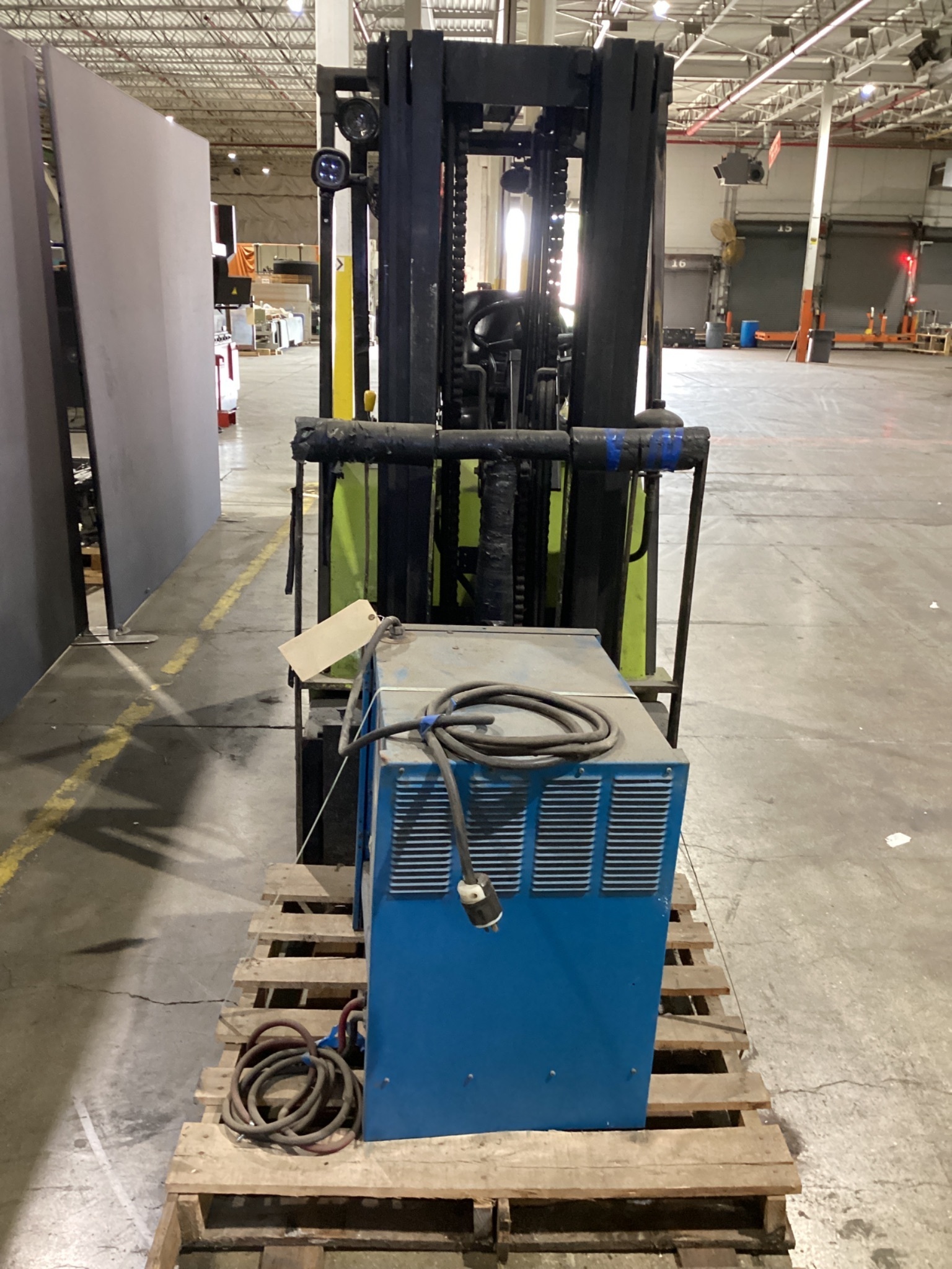CLARK ECS 25 Electric Forklift With EXIDE ES3-18-950 Charger 4 Ft Forks USED 7
