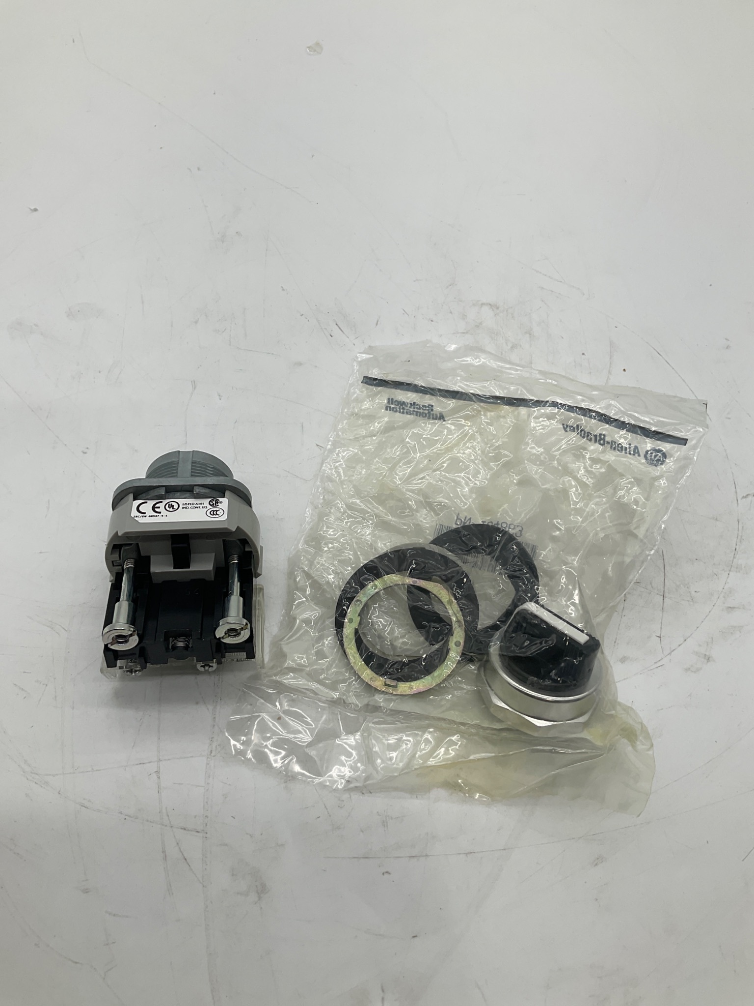 ALLEN-BRADLEY 800T-H2D1 30mm Selector Switch 2 Position Maintained NEW 3