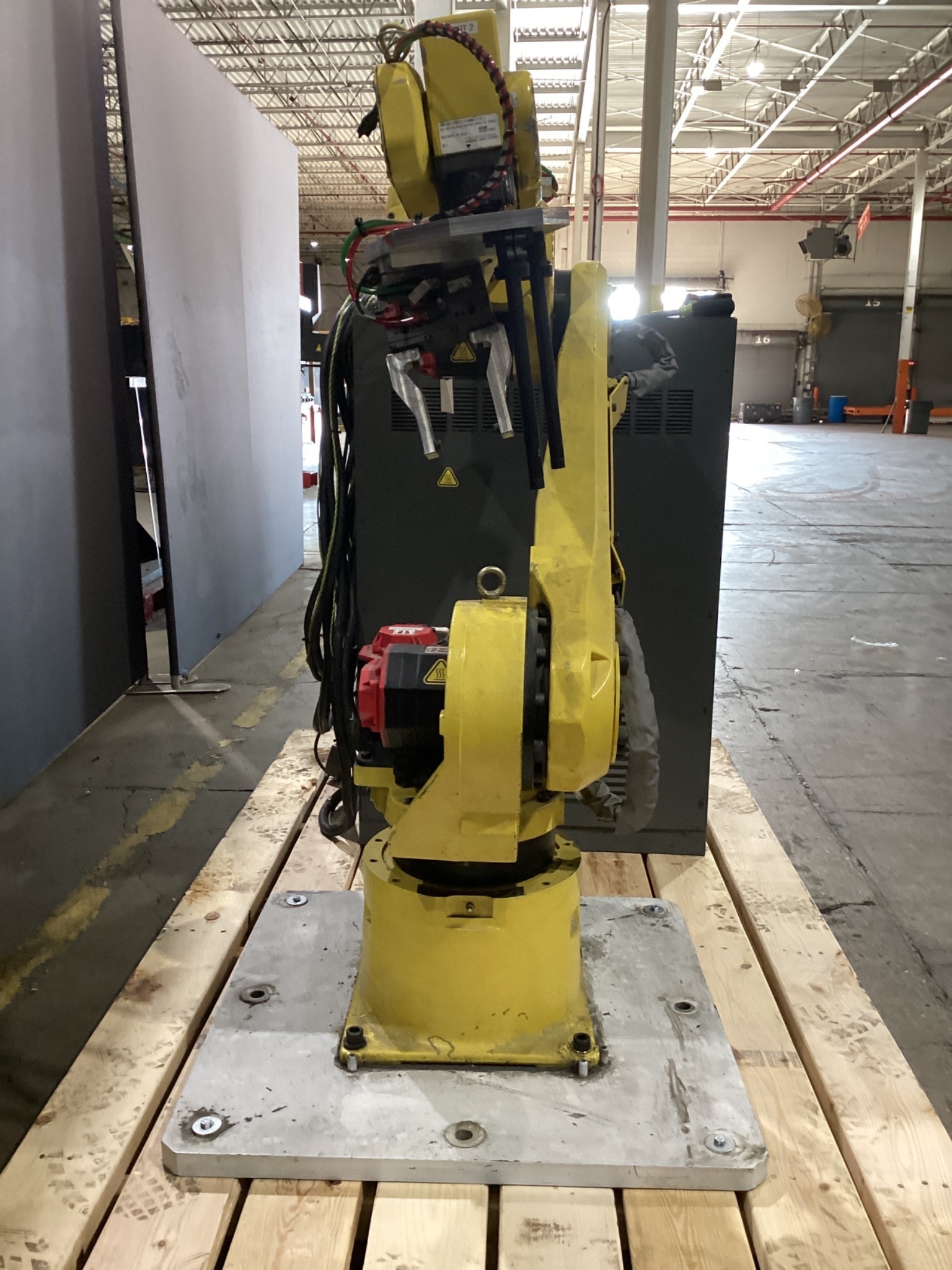 FANUC M-16iB/20 Complete With R-J3iB Controller USED 3