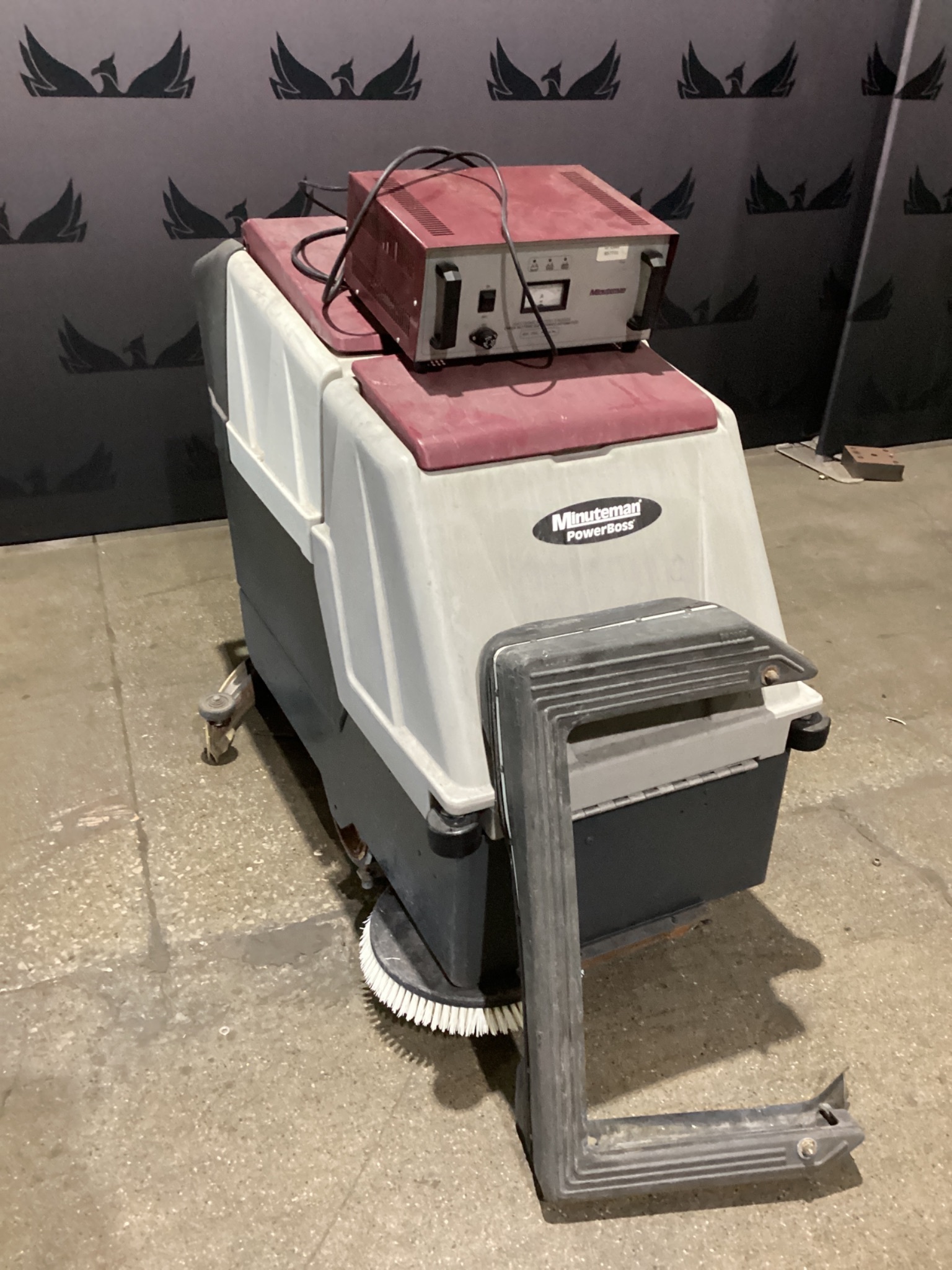 MINUTEMAN MC260026 260 Walk-Behind Floor Scrubber With Charger USED 0