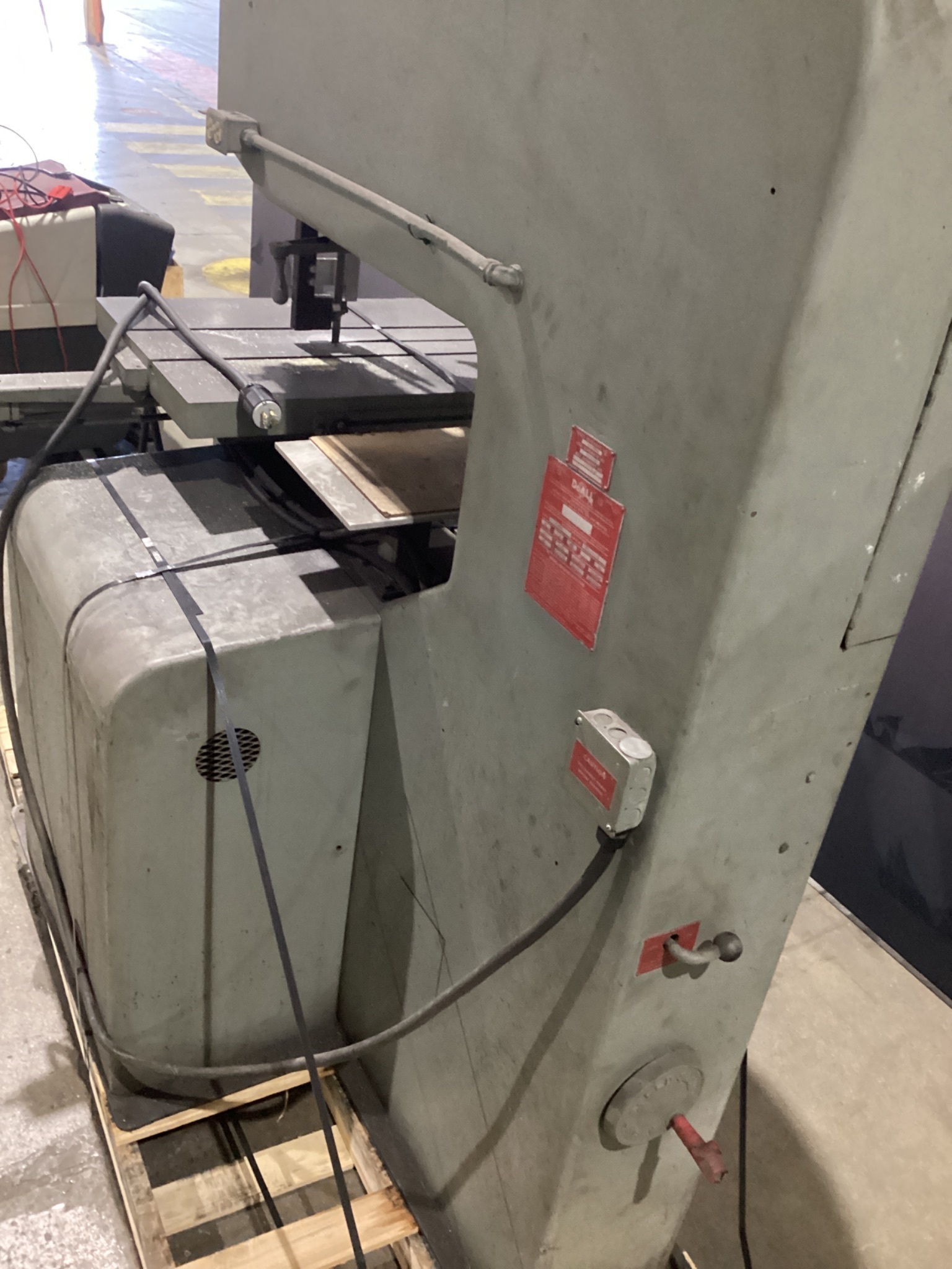 DOALL 3612-1H Vertical Contour Bandsaw USED 2