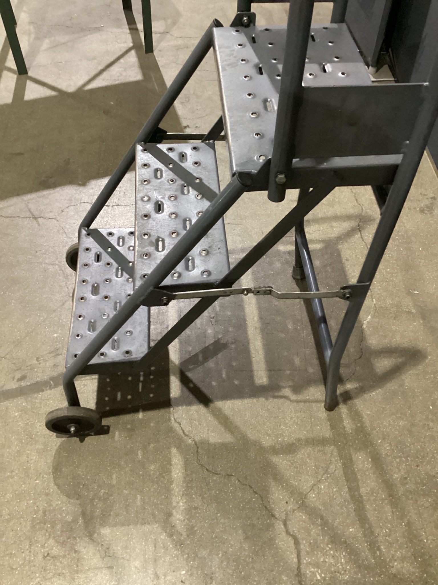 450 lb Capacity Rolling Safety Step Ladder USED 1