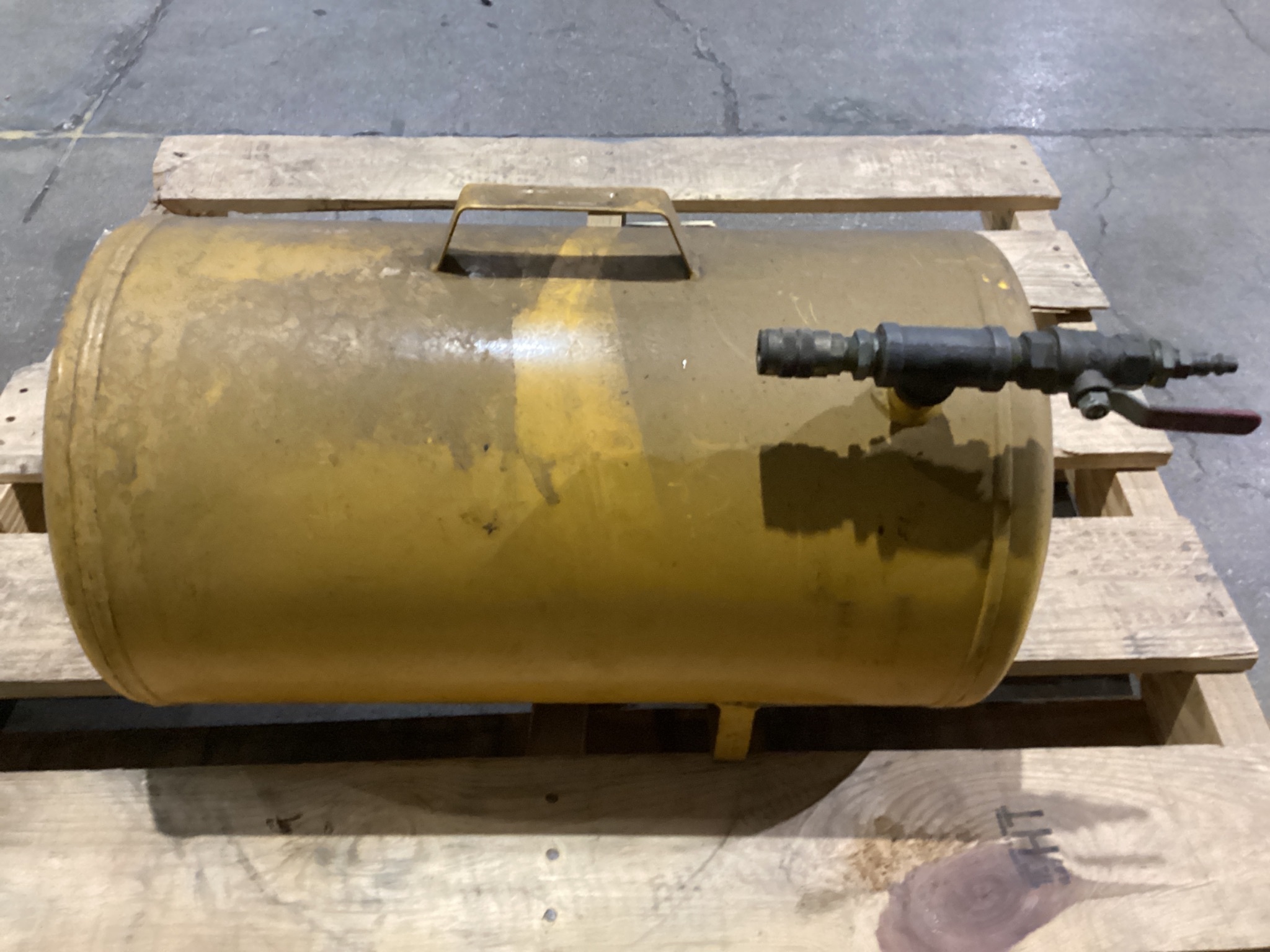 CENTRAL PNEUMATIC 69717 11 Gallon Portable Air Tank USED 4