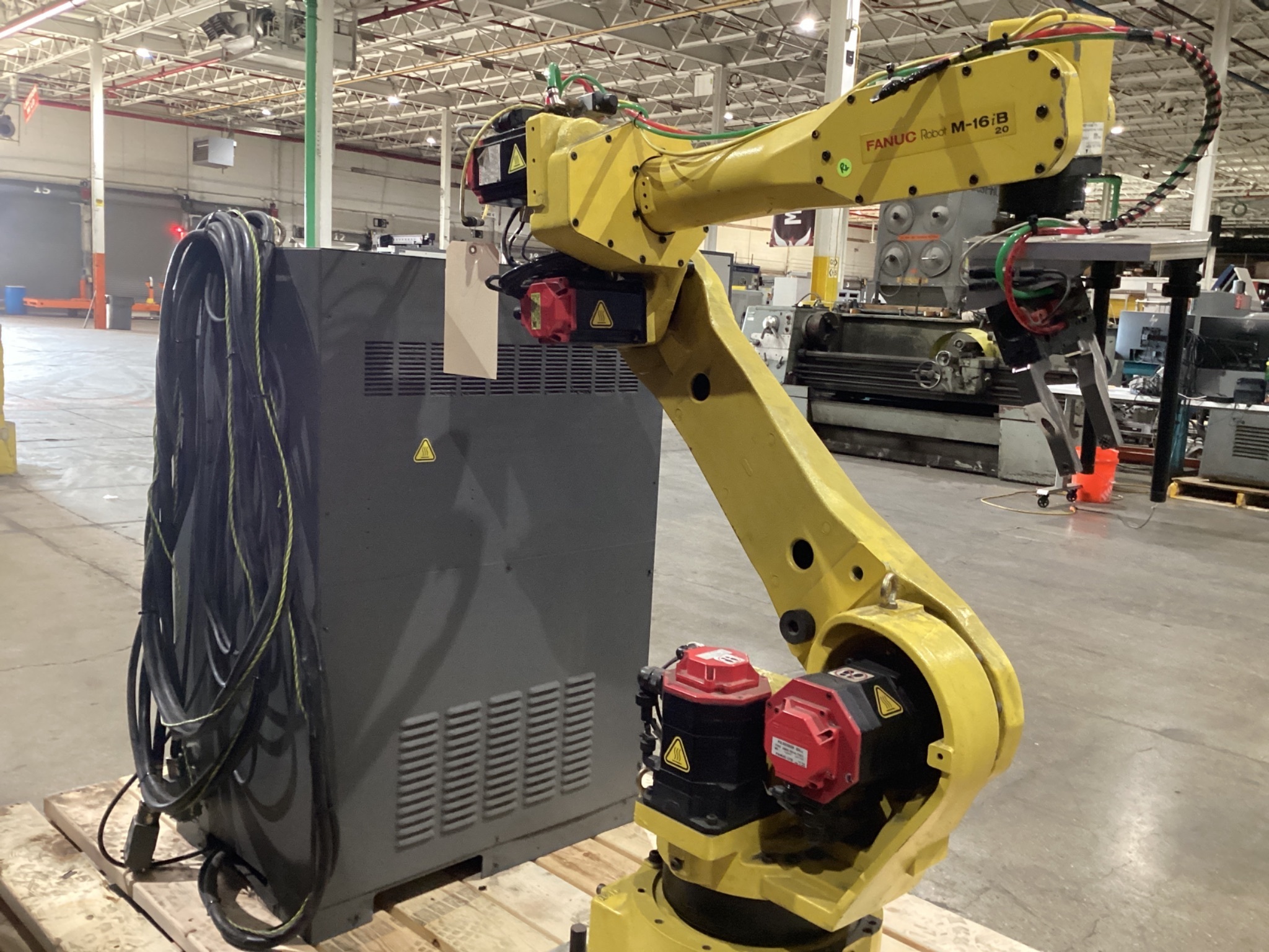 FANUC M-16iB/20 Complete With R-J3iB Controller TESTED USED 4