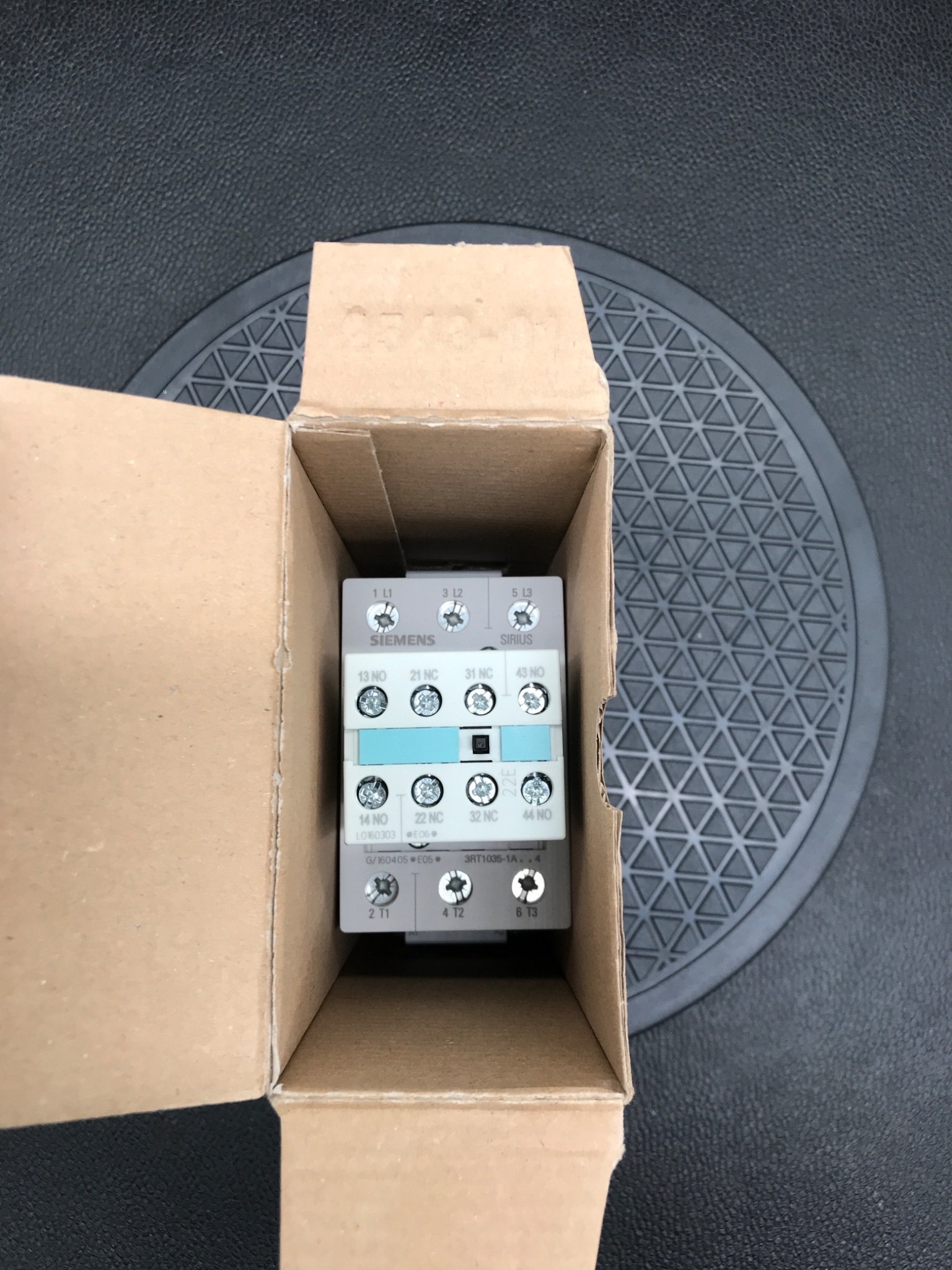 Siemens 3RT1035-1AK64 SIRIUS Contactor 110V 50Hz / 120V 60Hz NEW 4