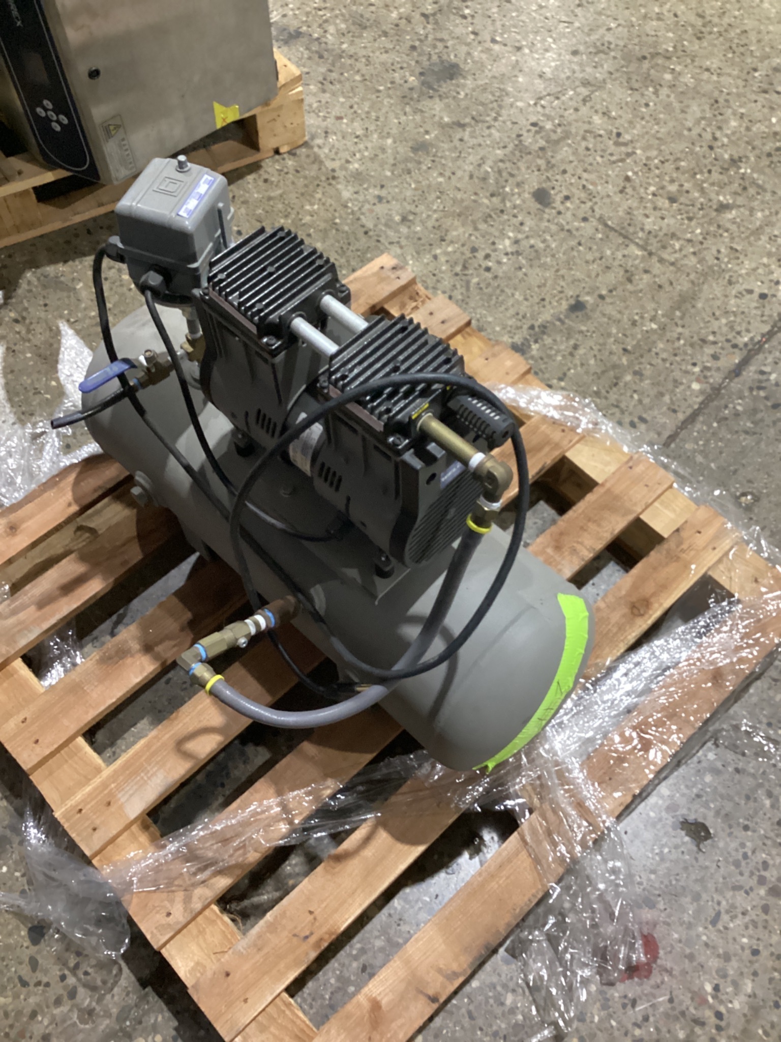WELCH 8150B‑30 D Dry Vacuum Pump & 10 Gal Tank USED 3