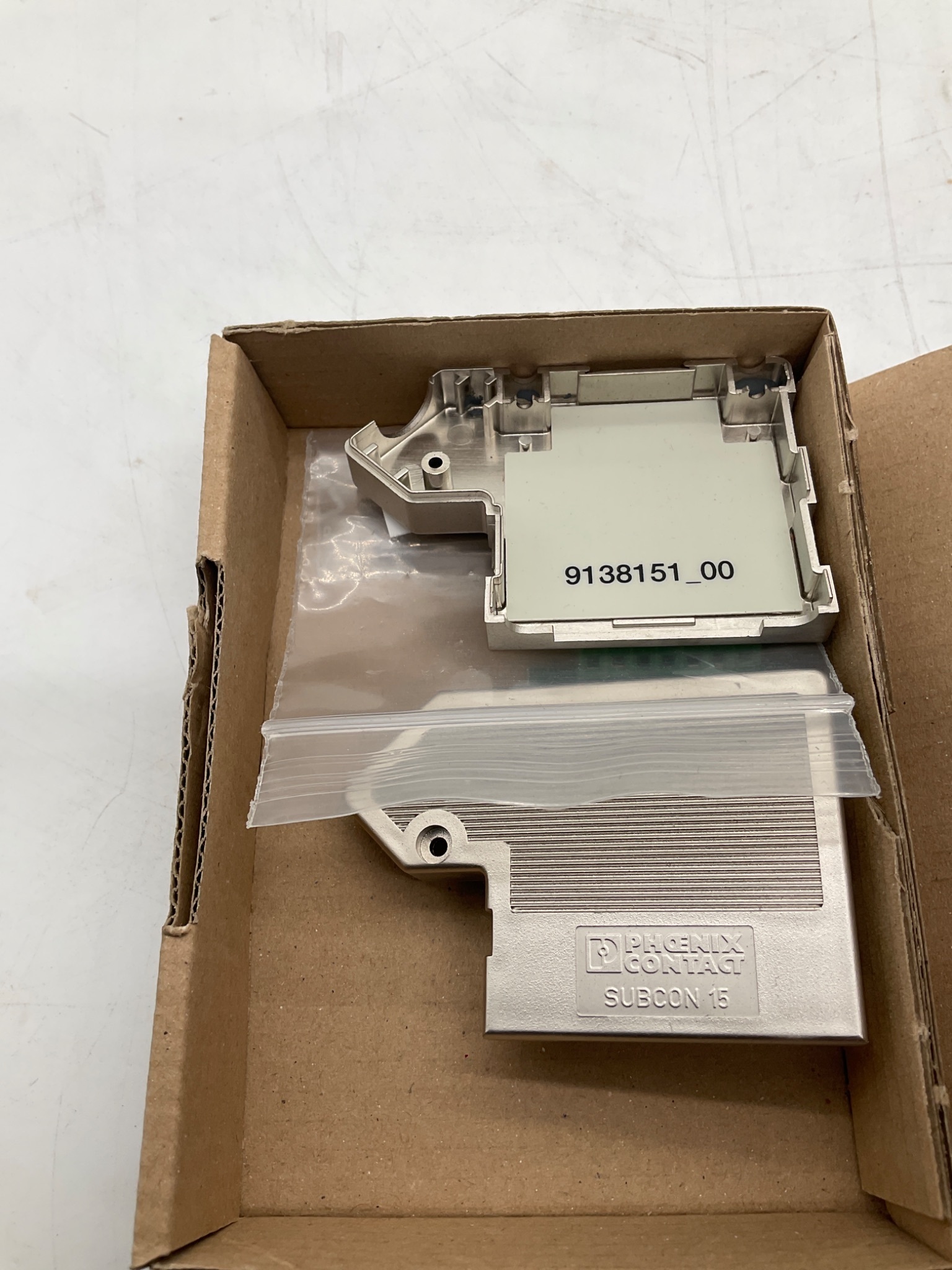 PHOENIX CONTACT SUBCON 15/M-SH D-SUB 15-Pin Connector Hood NEW 2