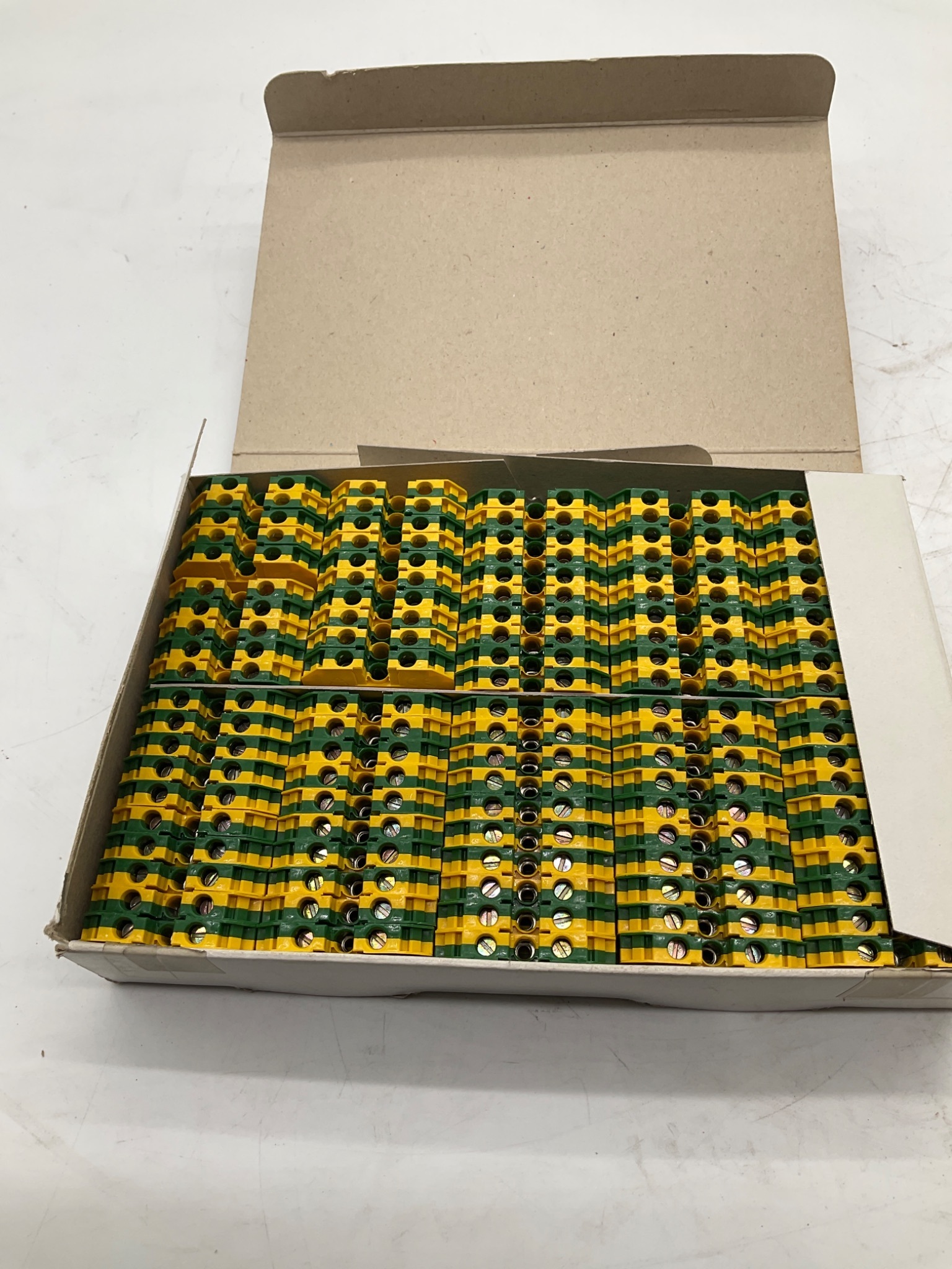 SIEMENS 8WA1 011-1PG.1 Ground Terminal Block 4mm² (Lot Of 100) NEW 0