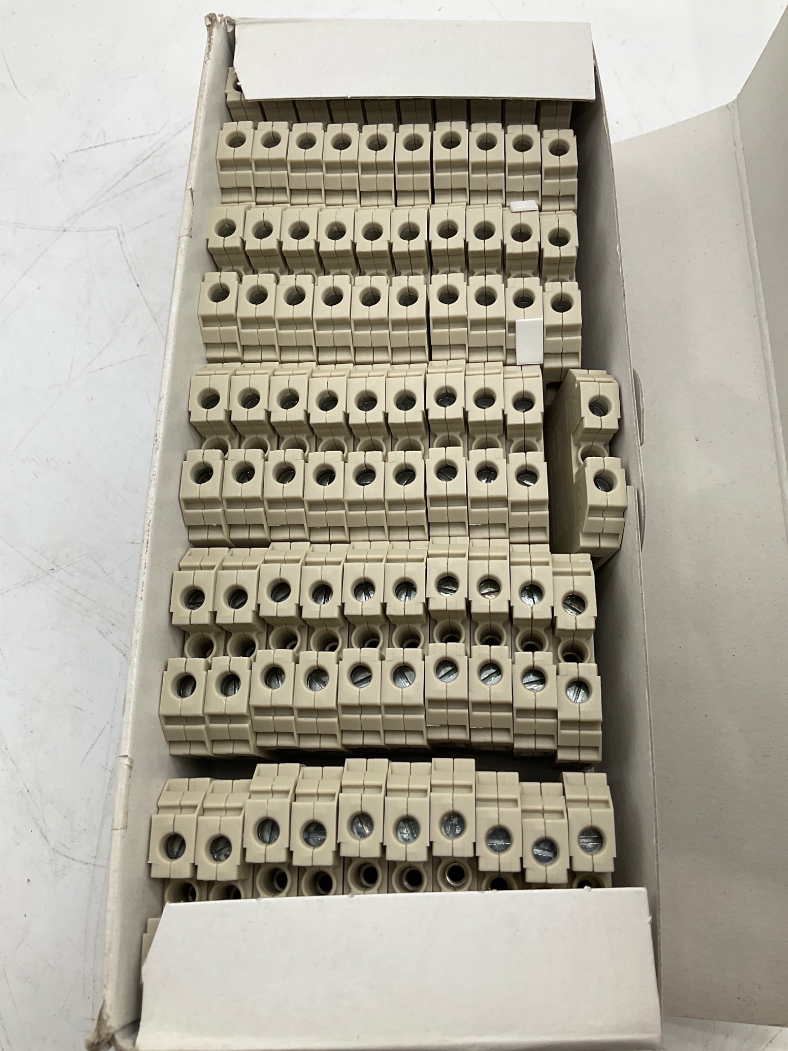 SIEMENS 8WA1011-1DH11 Through Terminal Beige (Lot Of 50) NEW 2