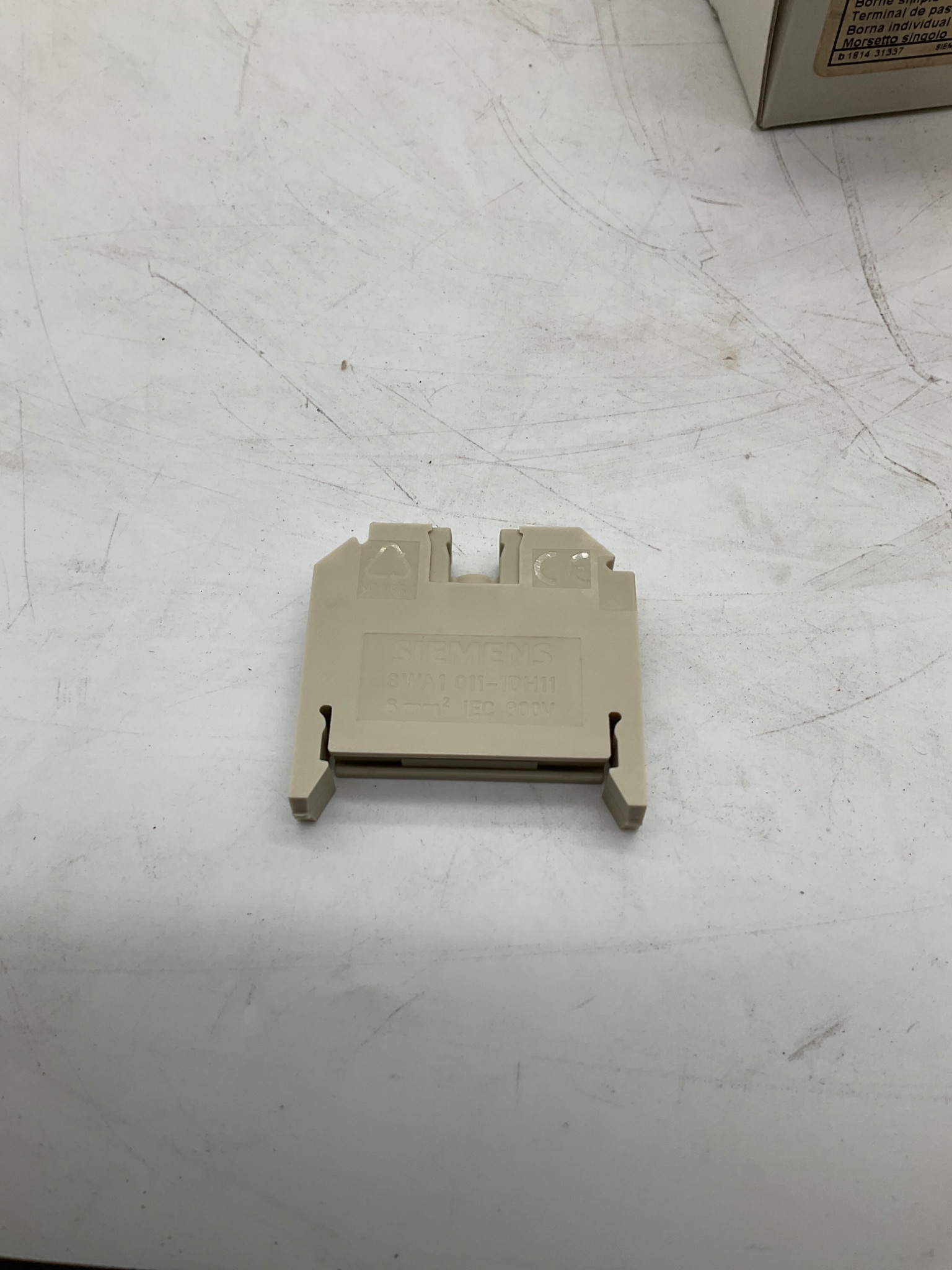 SIEMENS 8WA1011-1DH11 Through Terminal Beige (Lot Of 50) NEW 3