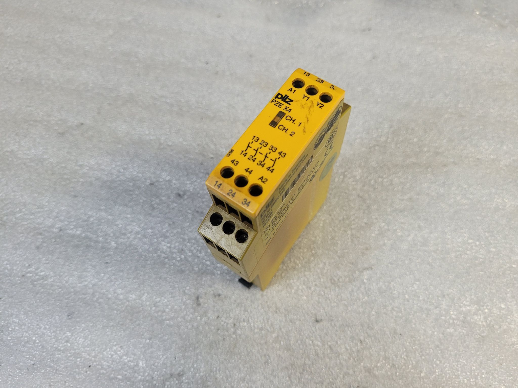 PILZ PZE-X4P-24VDC-4N/O Safety Relay Module 774585 USED 0